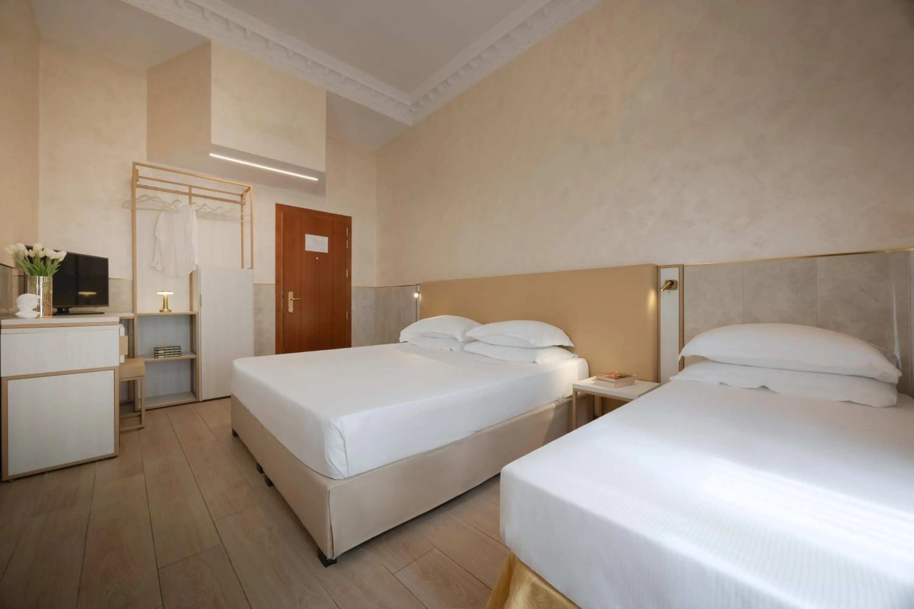 Photo of the whole room, Bed in Hotel Palladium Palace