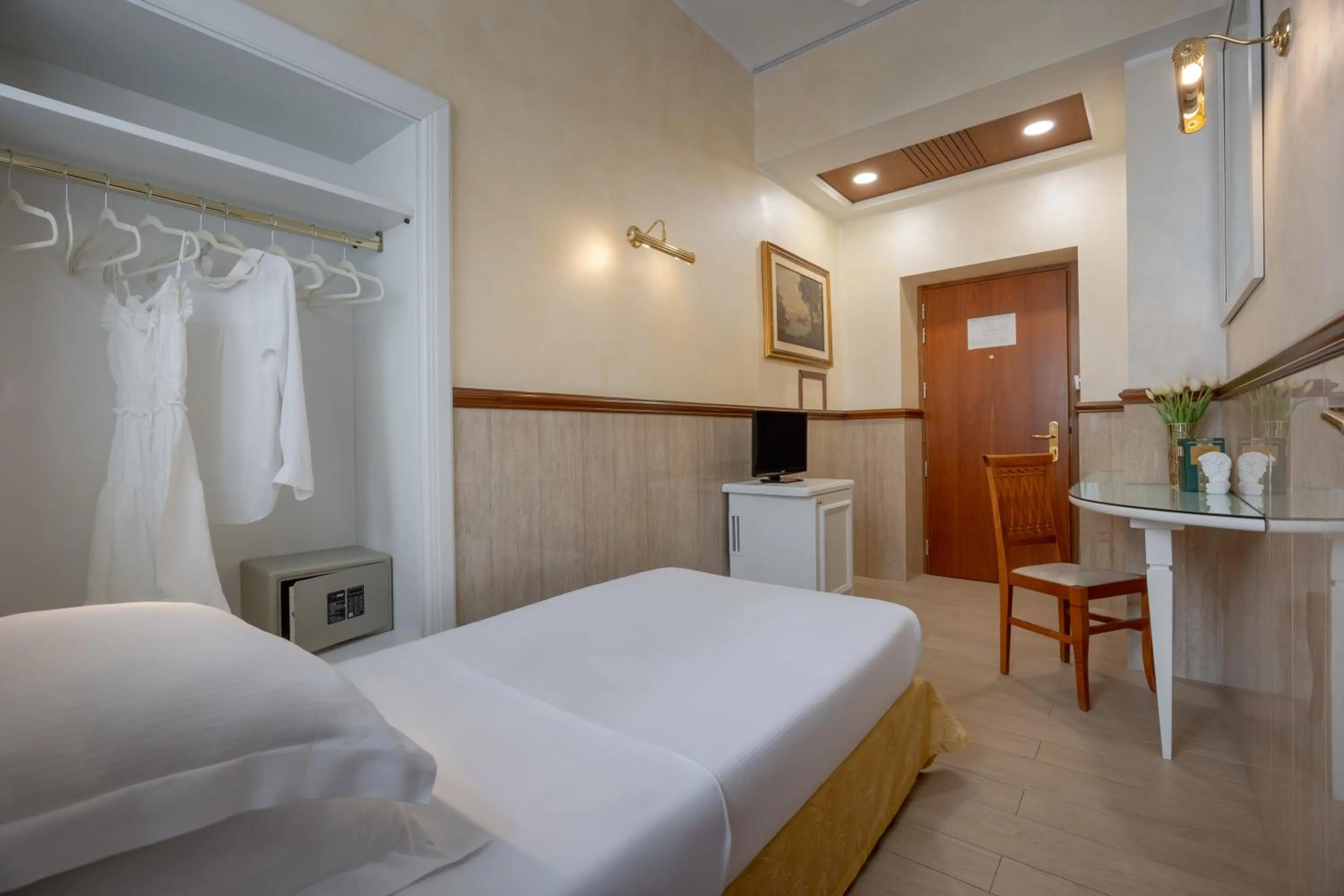 Photo of the whole room, Bed in Hotel Palladium Palace