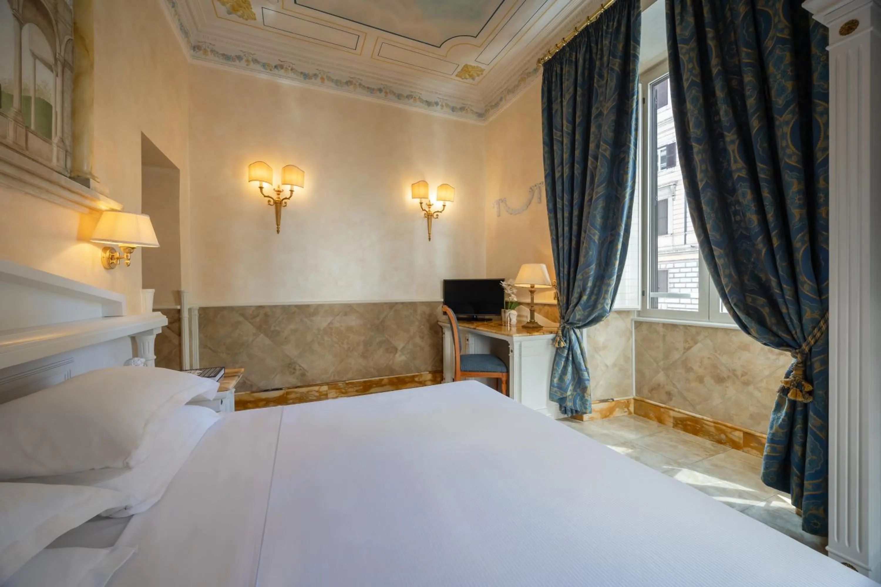 Bed in Hotel Palladium Palace