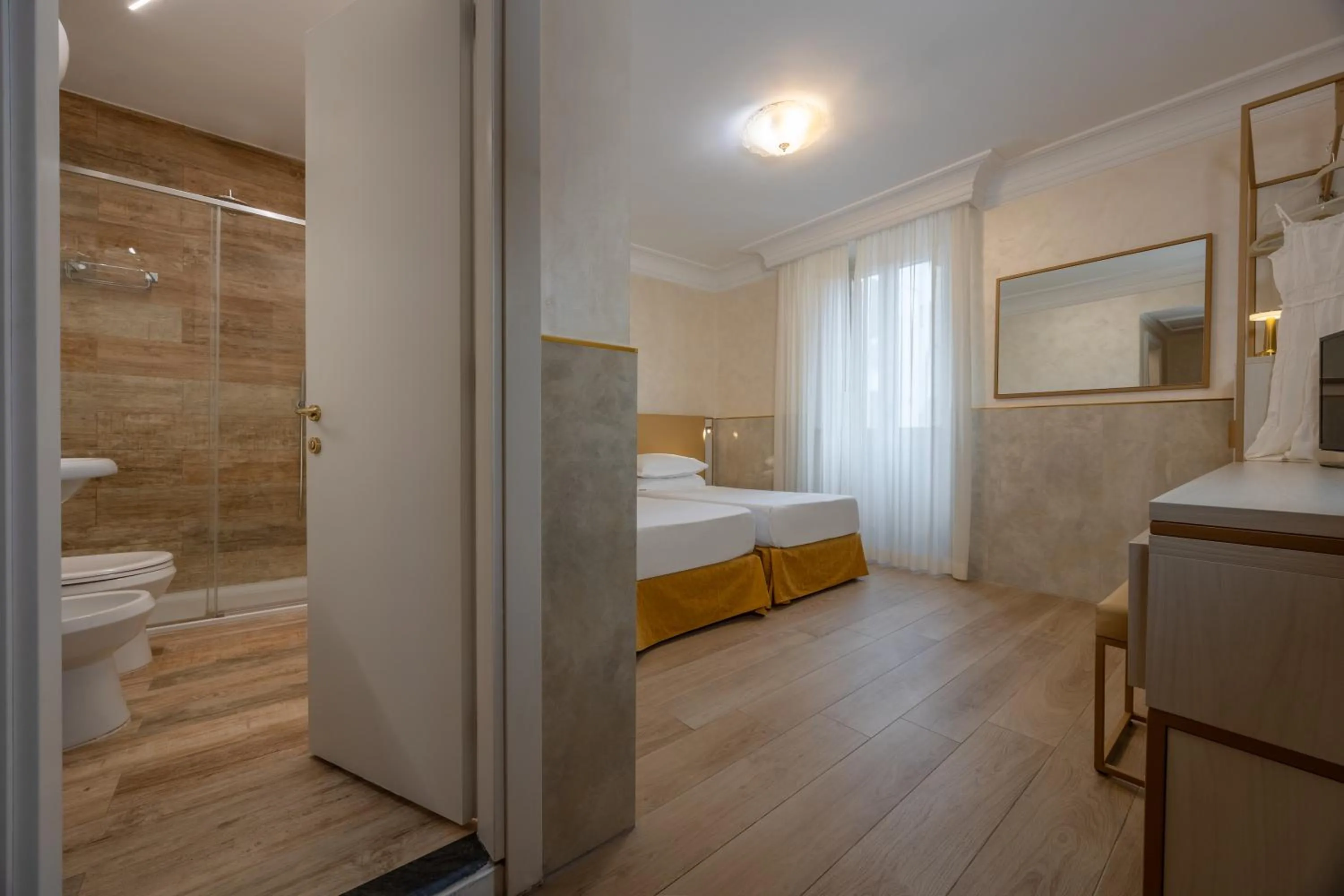 Shower, Bed in Hotel Palladium Palace