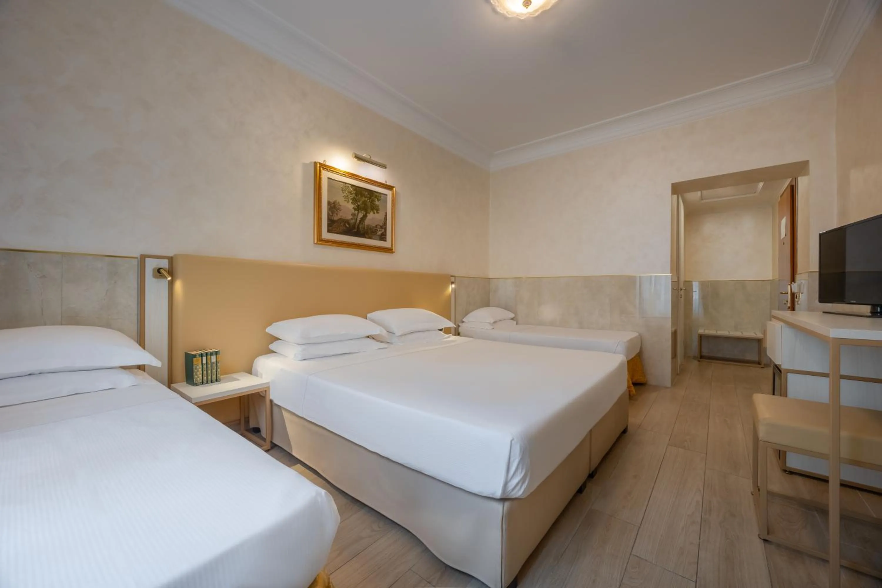 Photo of the whole room, Bed in Hotel Palladium Palace