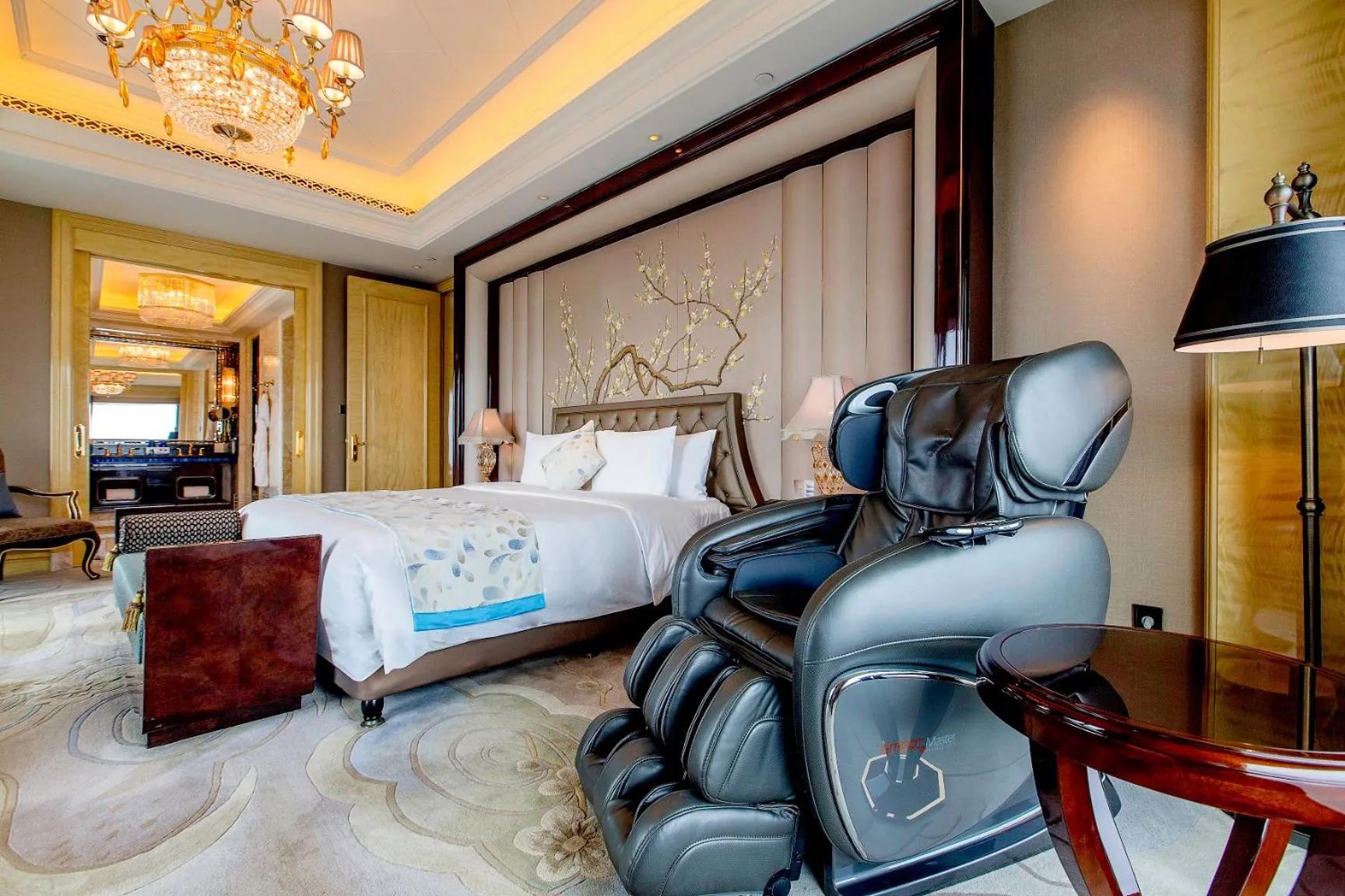 Bedroom, Bed in Wanda Reign Wuhan