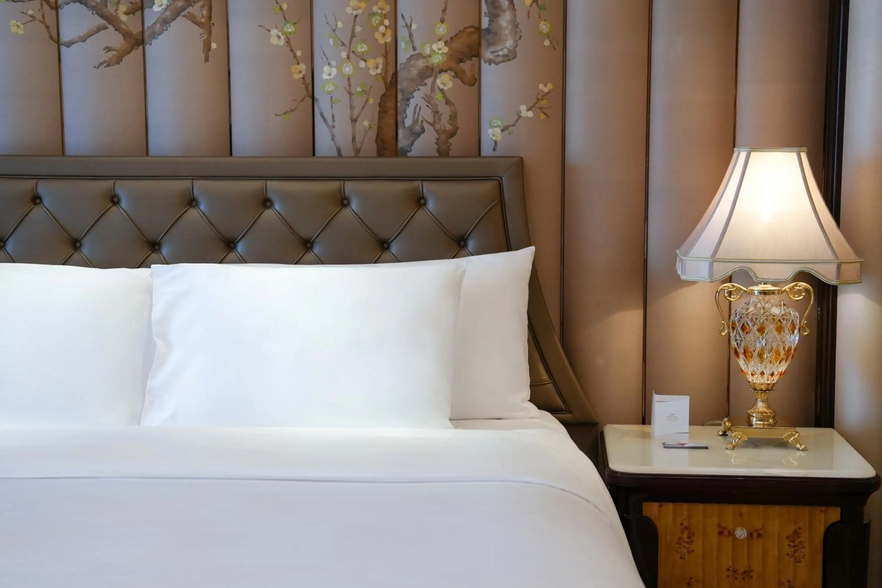 Bedroom, Bed in Wanda Reign Wuhan