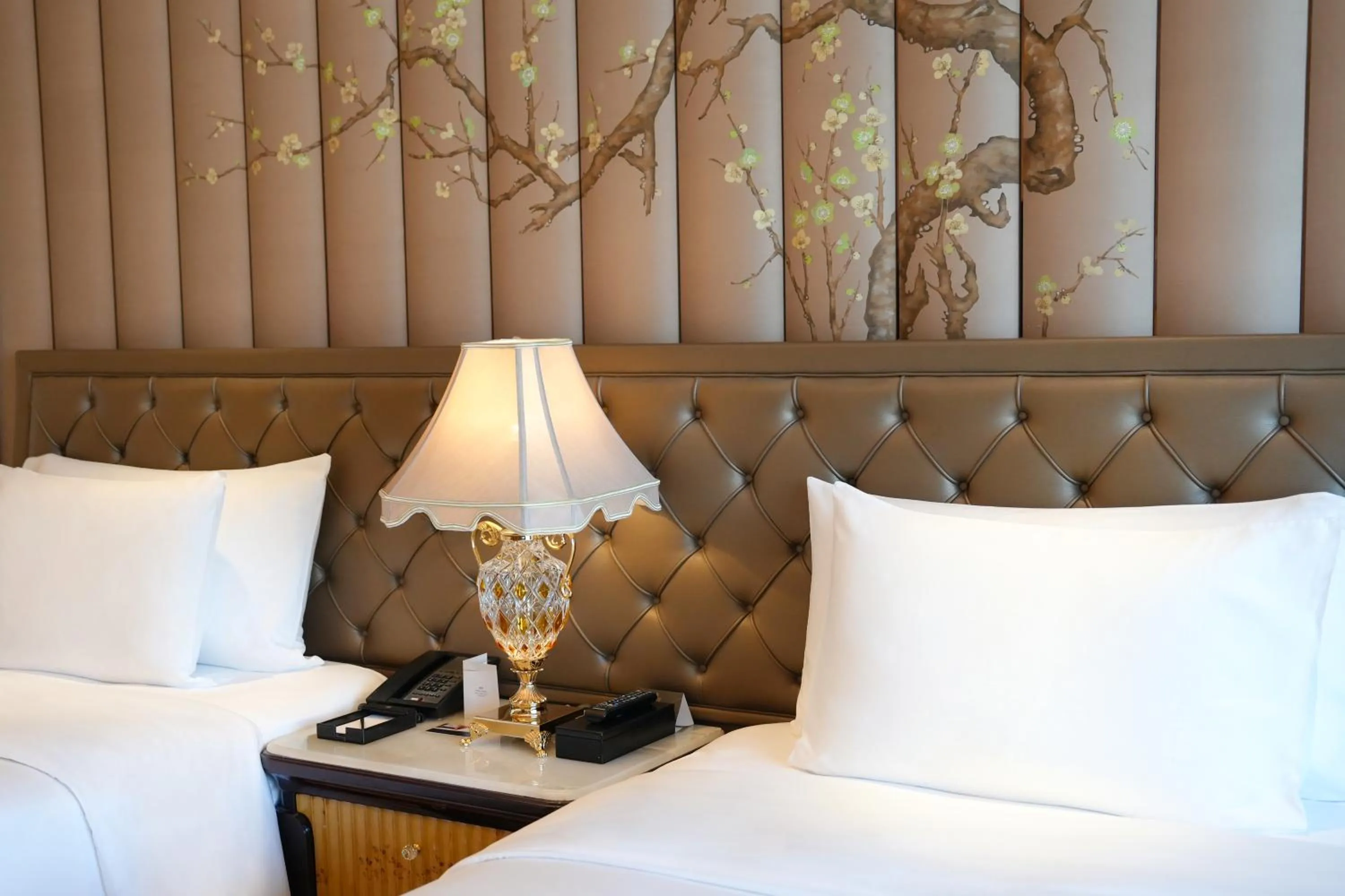 Bedroom, Bed in Wanda Reign Wuhan