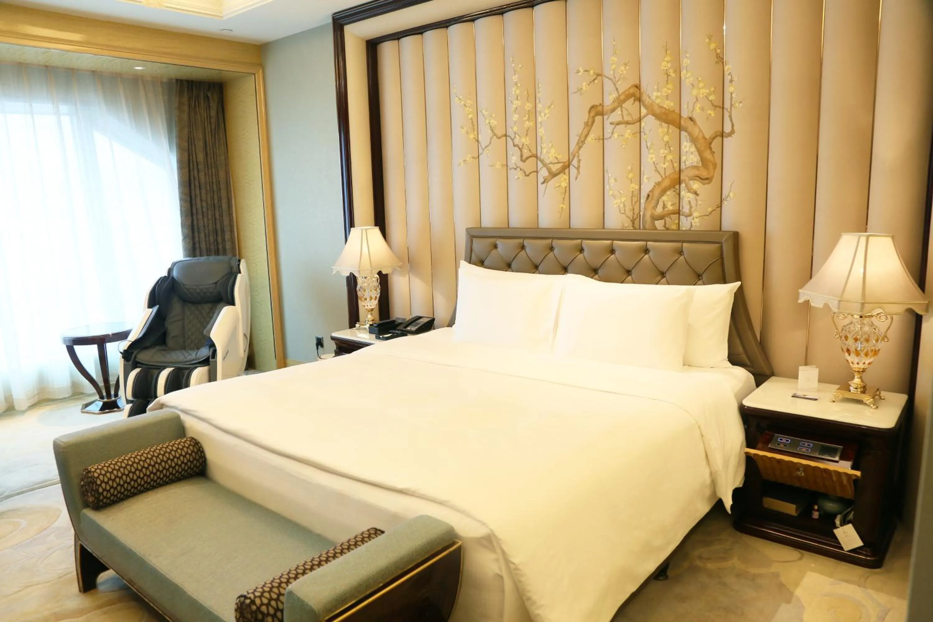 Bedroom, Bed in Wanda Reign Wuhan