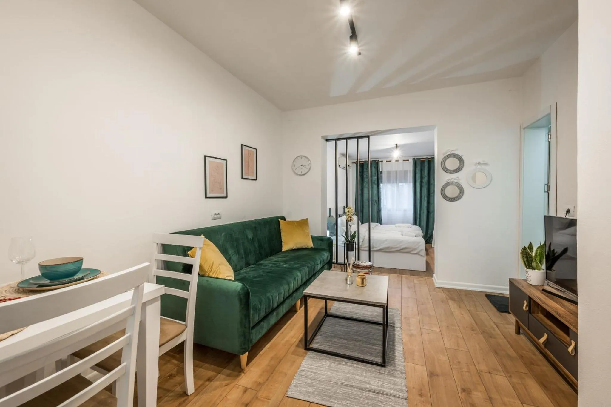 Living room, Bed in Atomium apartments