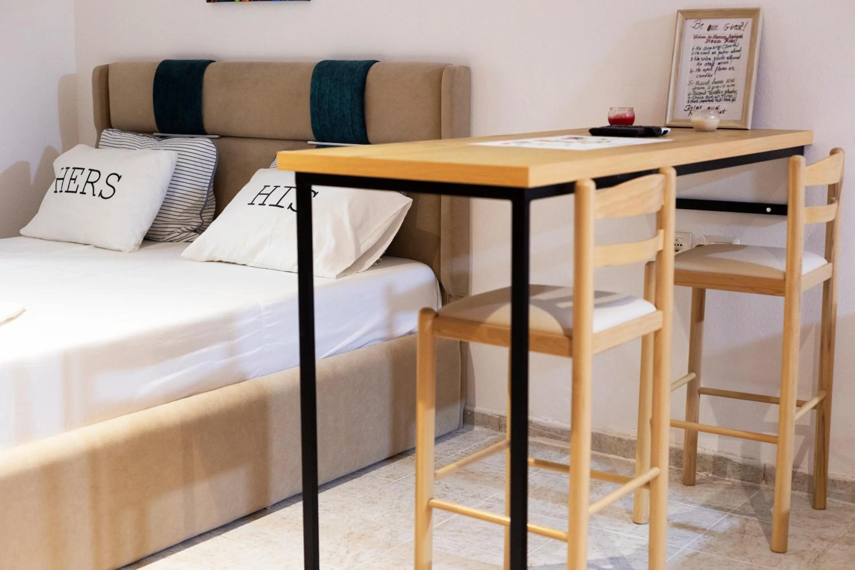 Seating area, Bed in Atomium apartments
