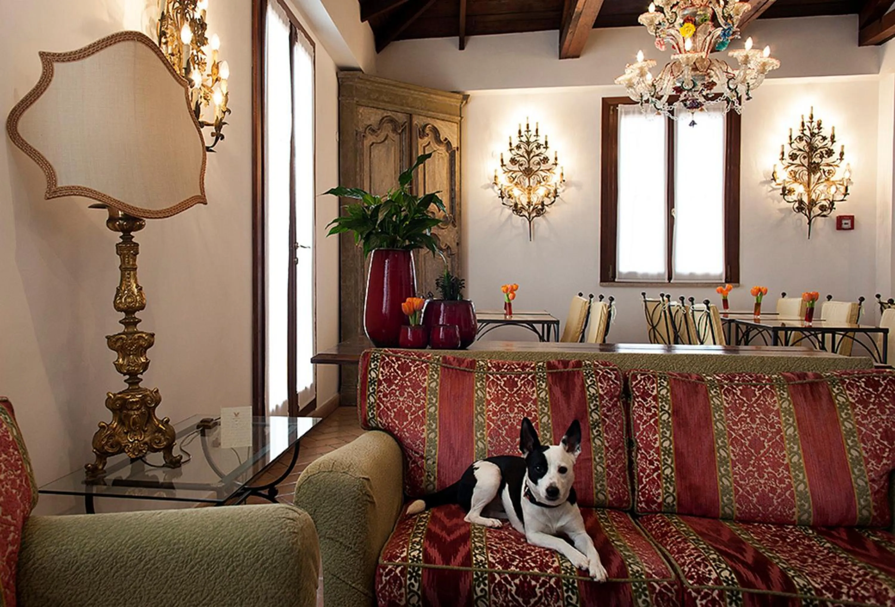 Communal lounge/ TV room in Hotel Columbia