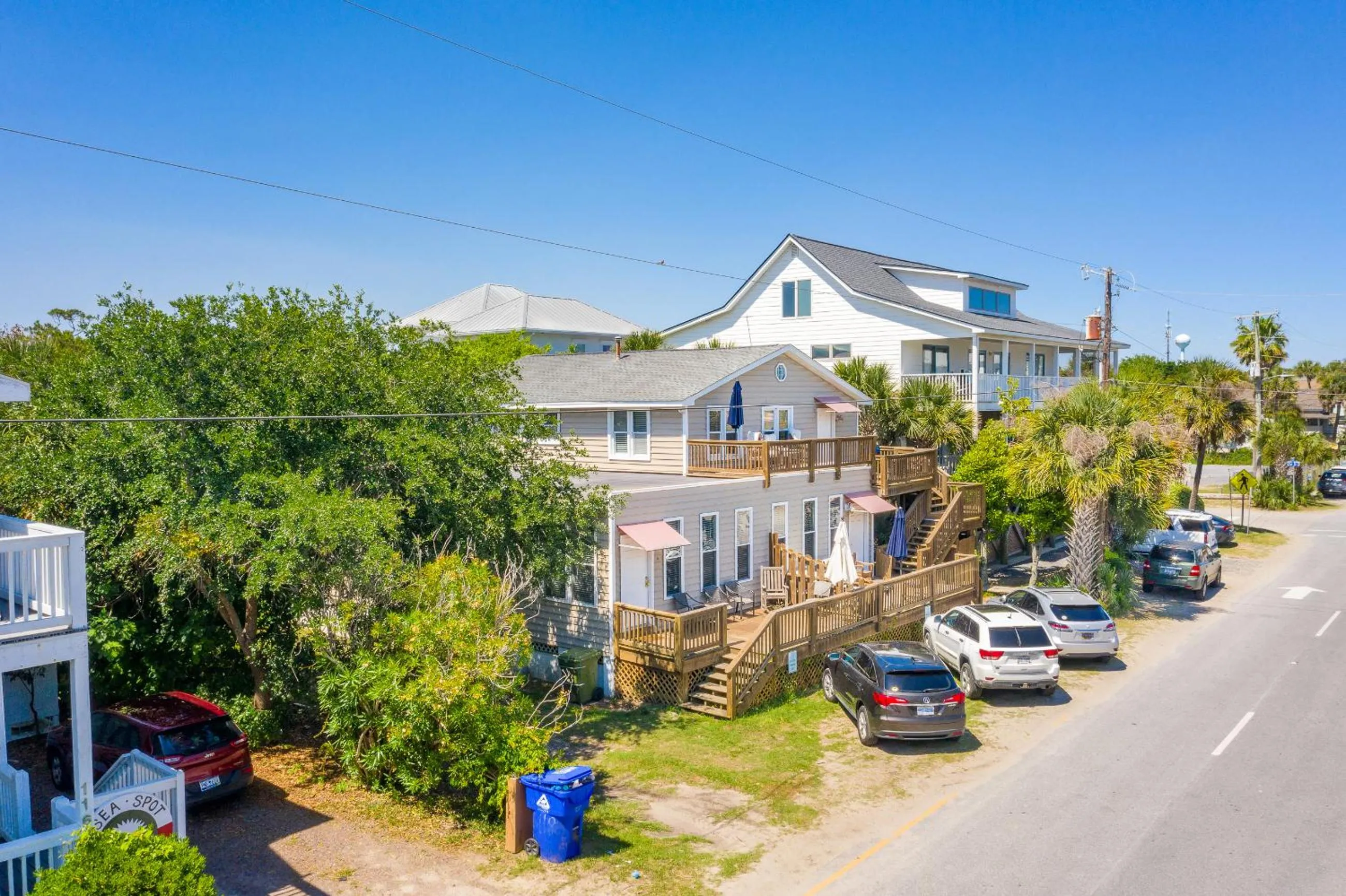 Salty Shack Unit A Dog Friendly Home Across from the Beach - Central Location