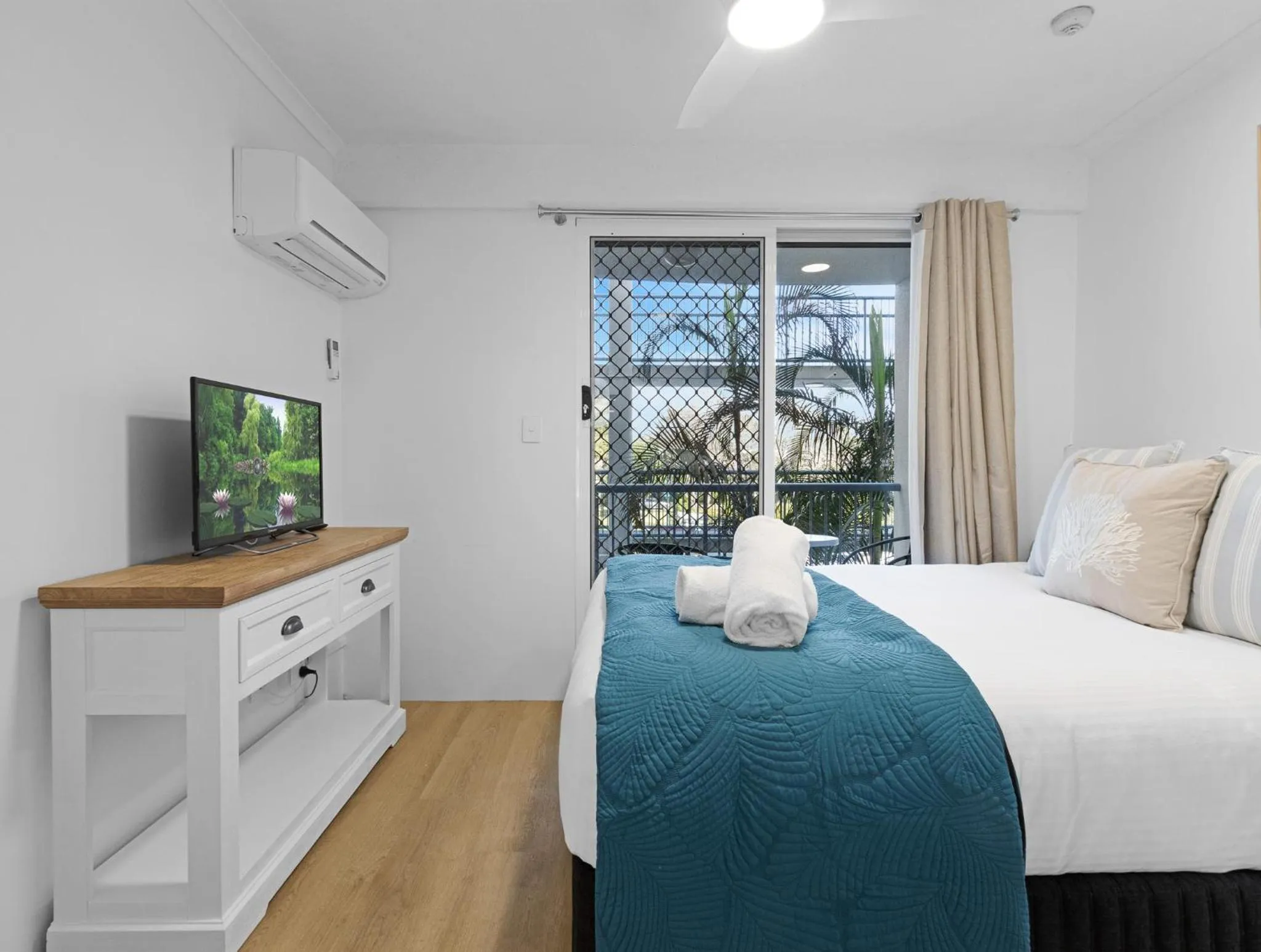 Bedroom, Bed in Riviera Resort