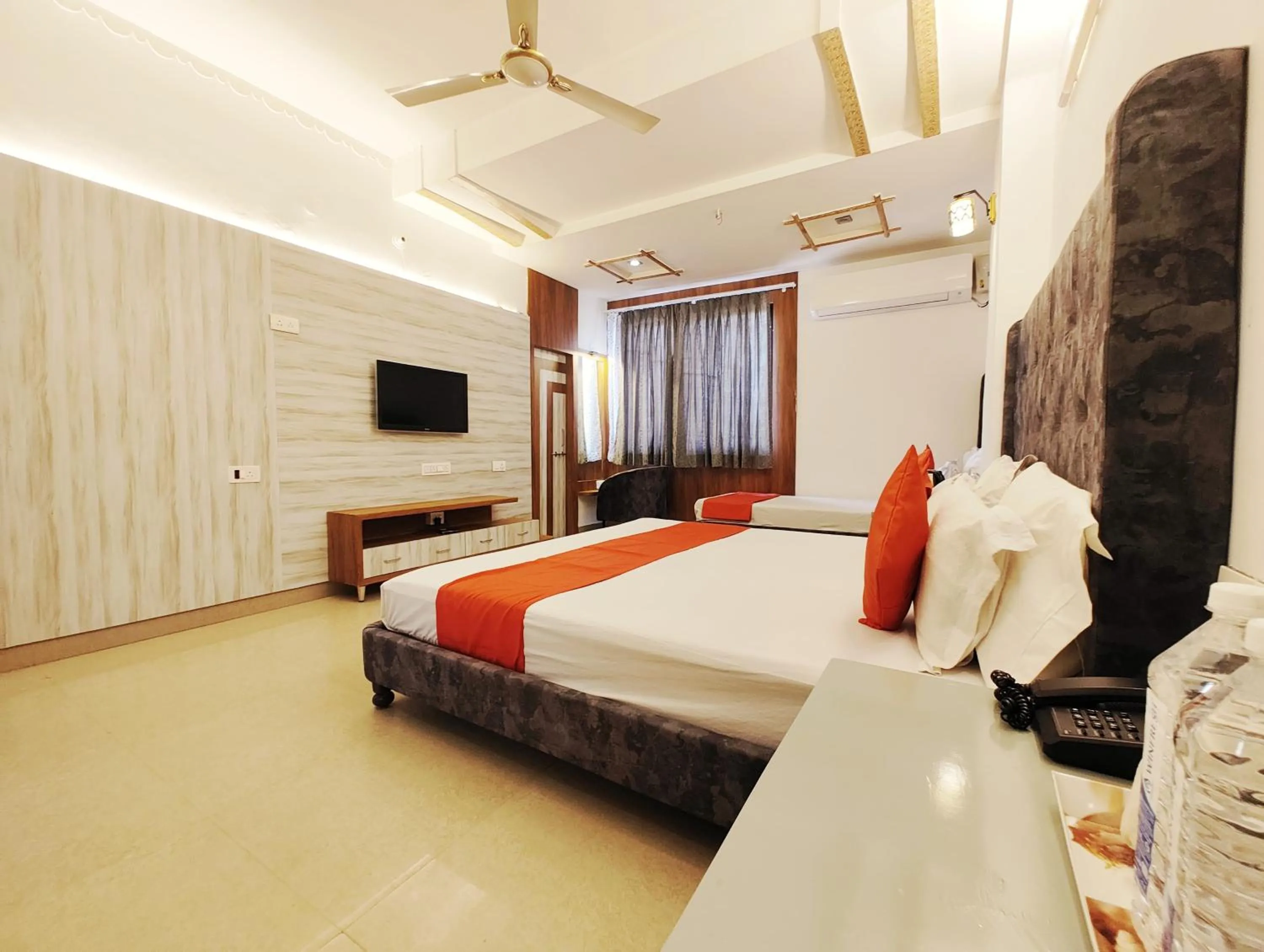 Bed in Hotel Omni Plaza