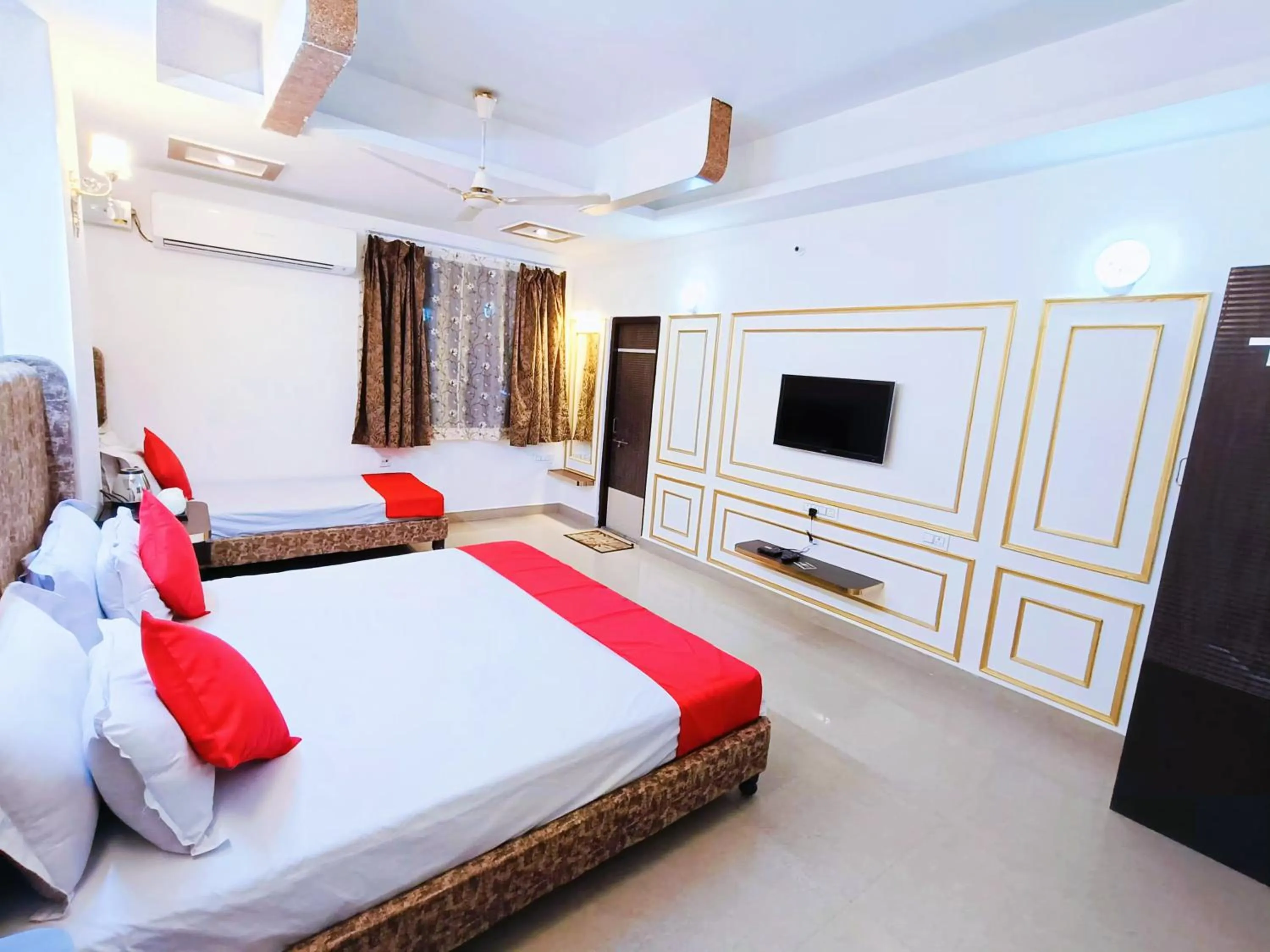 View (from property/room), Bed in Hotel Omni Plaza