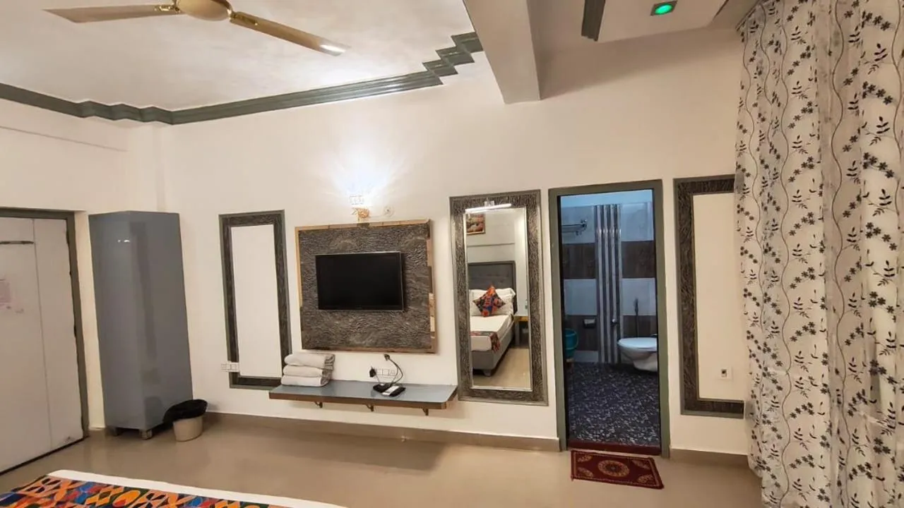 TV and multimedia in Hotel Omni Plaza