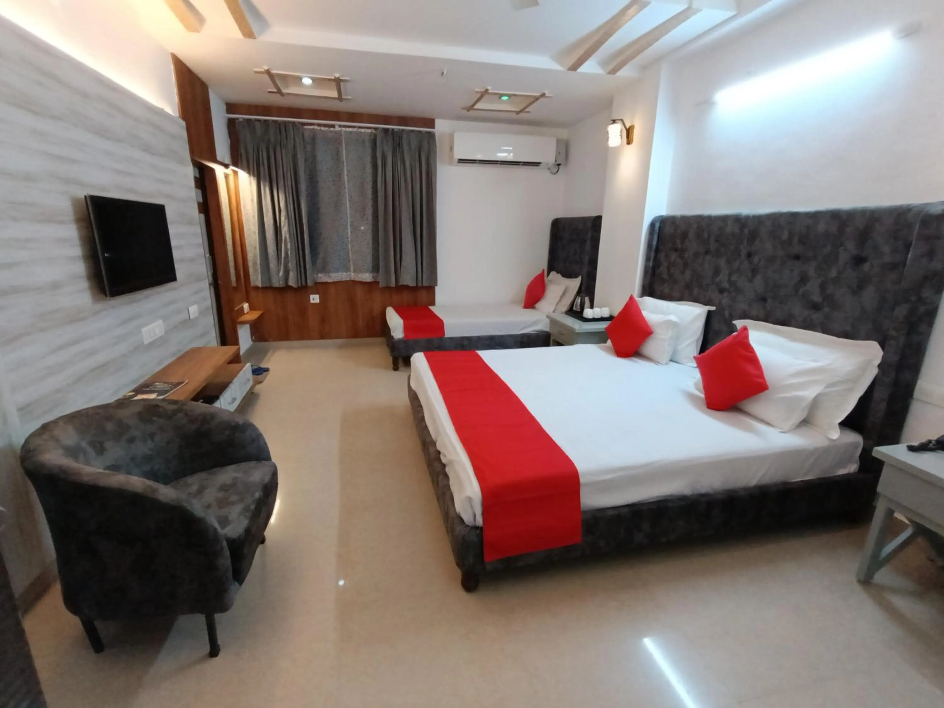 View (from property/room), Bed in Hotel Omni Plaza