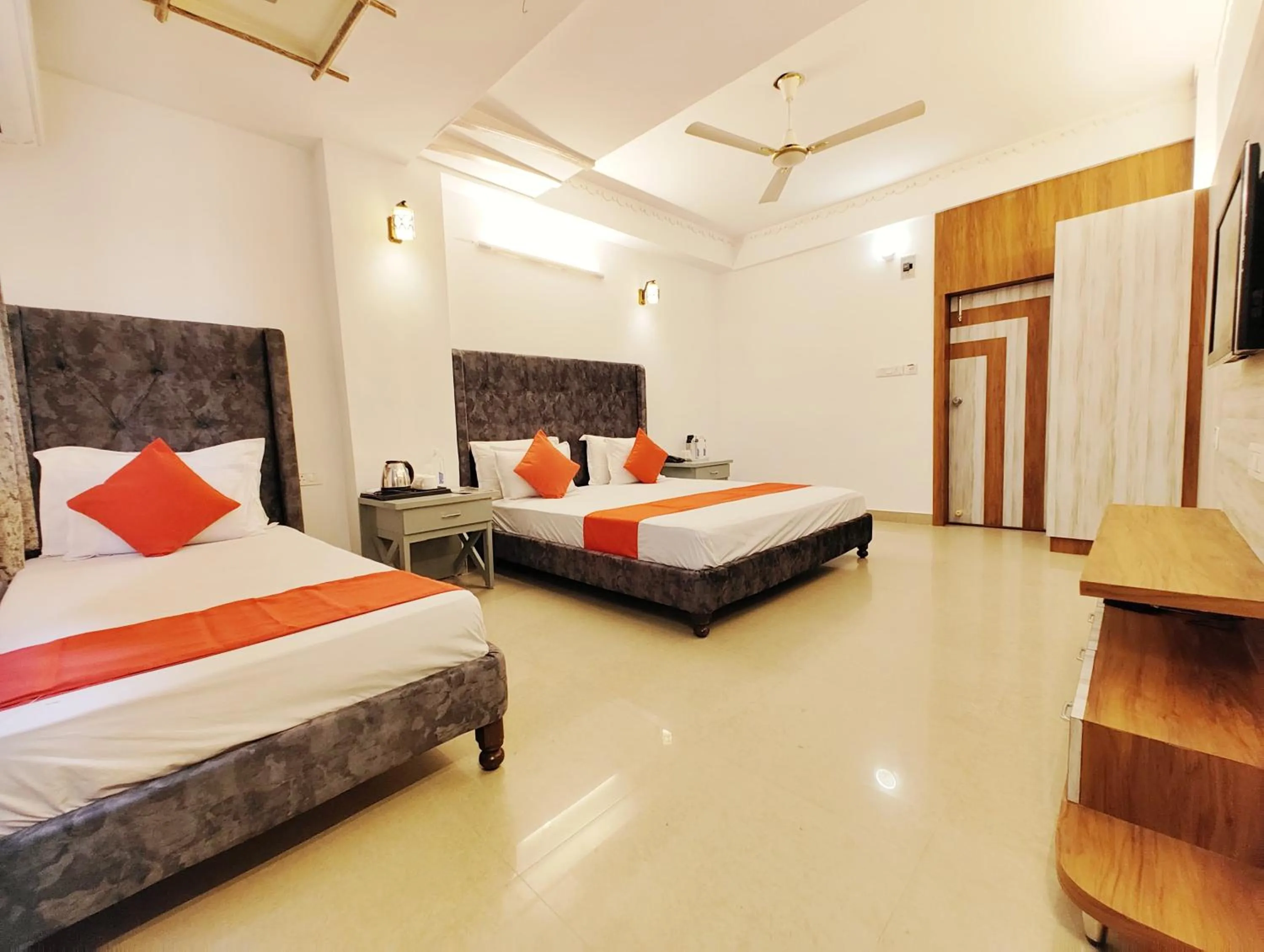 Living room, Bed in Hotel Omni Plaza