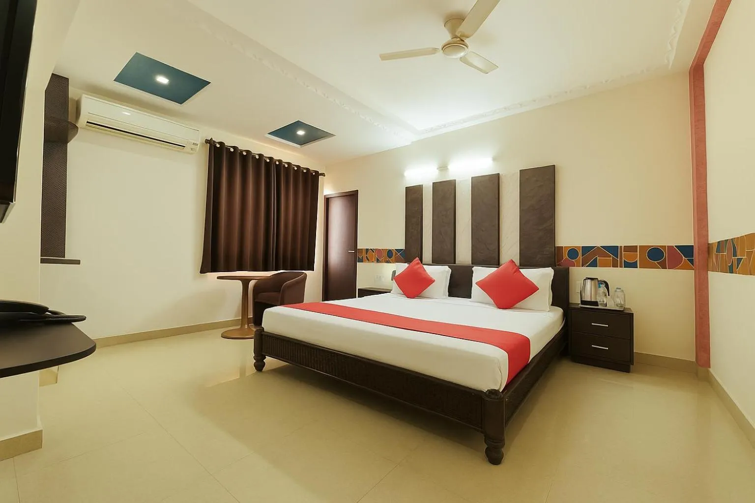 Bed in Hotel Omni Plaza