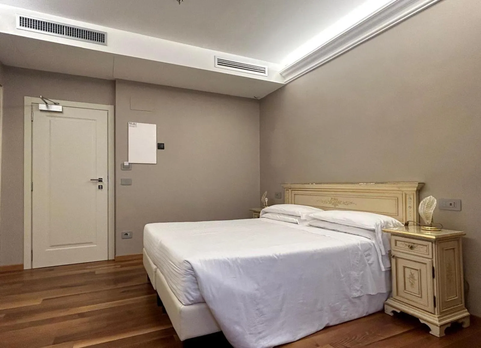 Bed in Albergo Cavalletto & Doge Orseolo