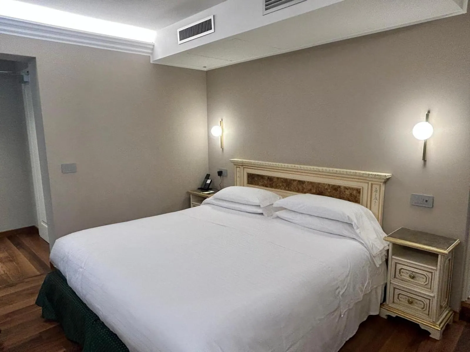 Bed in Albergo Cavalletto & Doge Orseolo