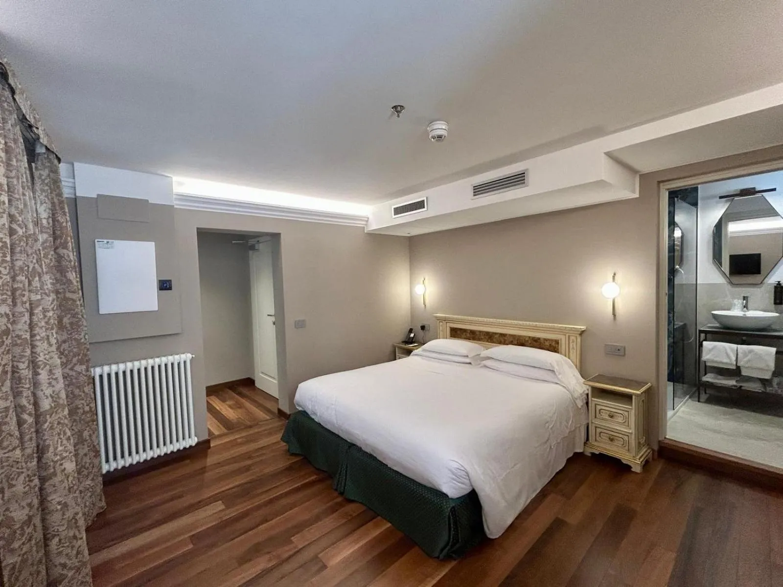 Bed in Albergo Cavalletto & Doge Orseolo