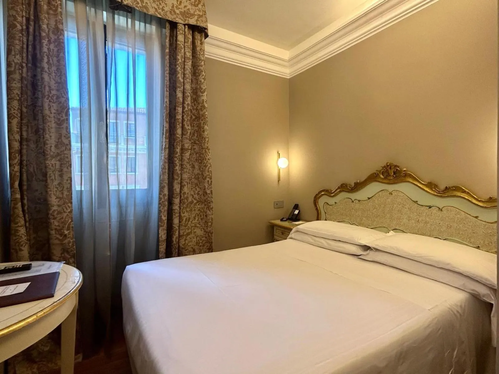 Bed in Albergo Cavalletto & Doge Orseolo