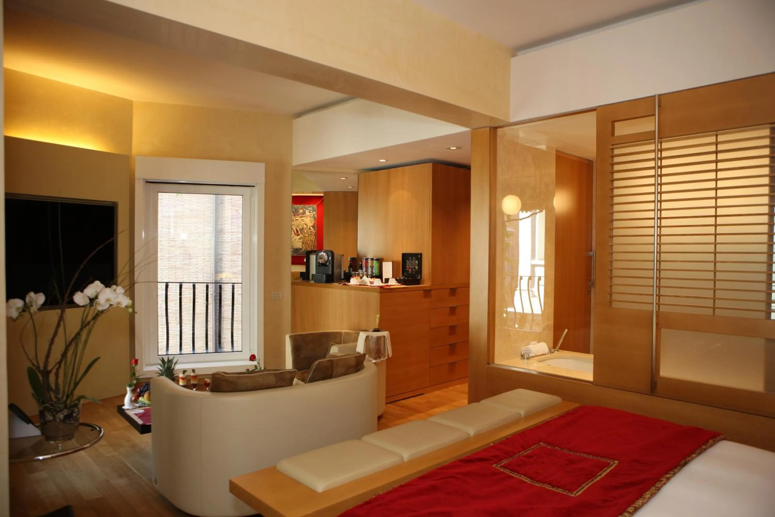 TV and multimedia, Bed in Hotel Raphaël - Relais & Châteaux