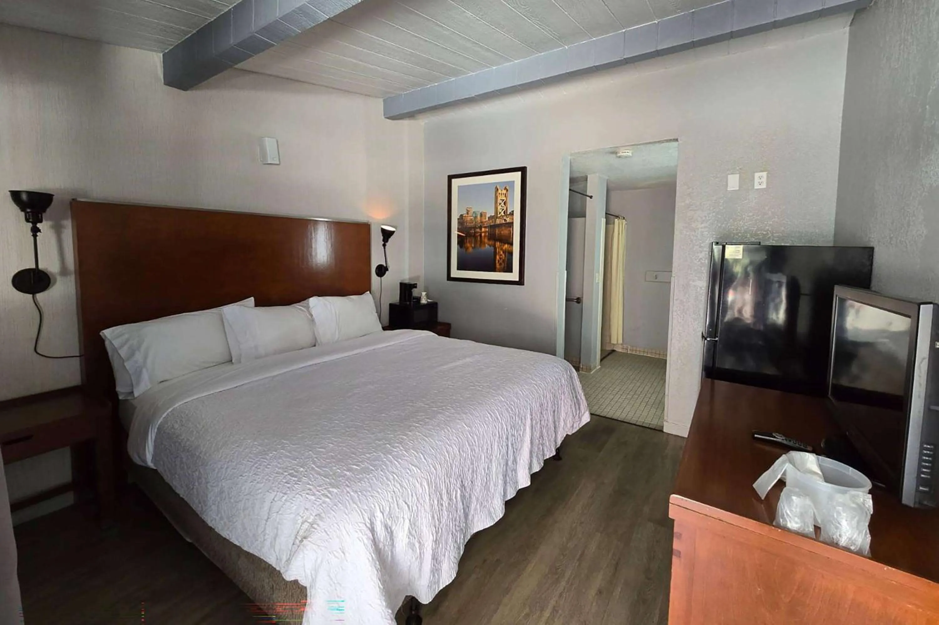 Photo of the whole room, Bed in Super 8 by Wyndham San Jose Airport