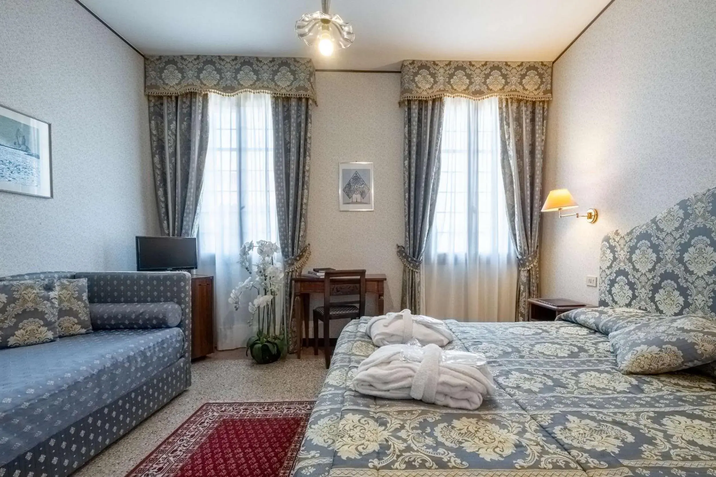 Deluxe Triple Room in Hotel La Meridiana Deluxe Triple Room in Hotel La Meridiana