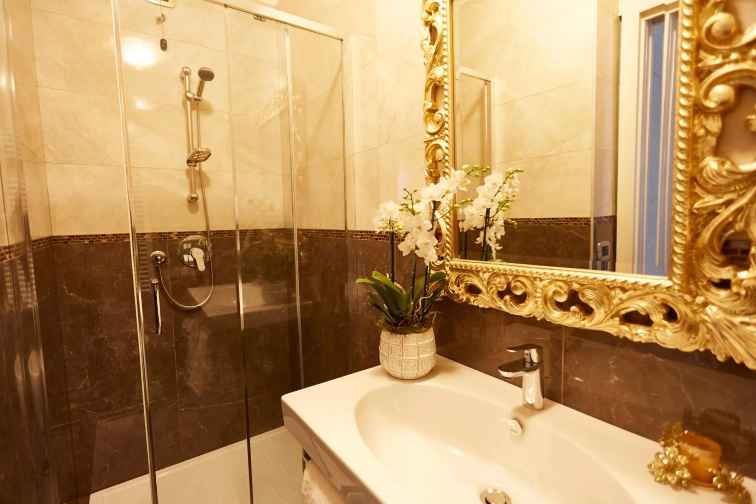 Shower in New Reiter Hotel