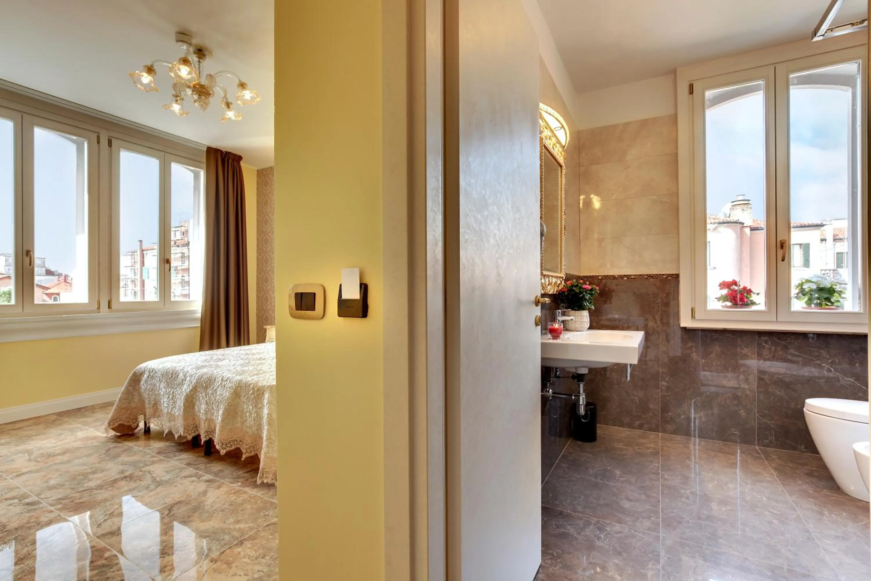 Bathroom, Bed in New Reiter Hotel