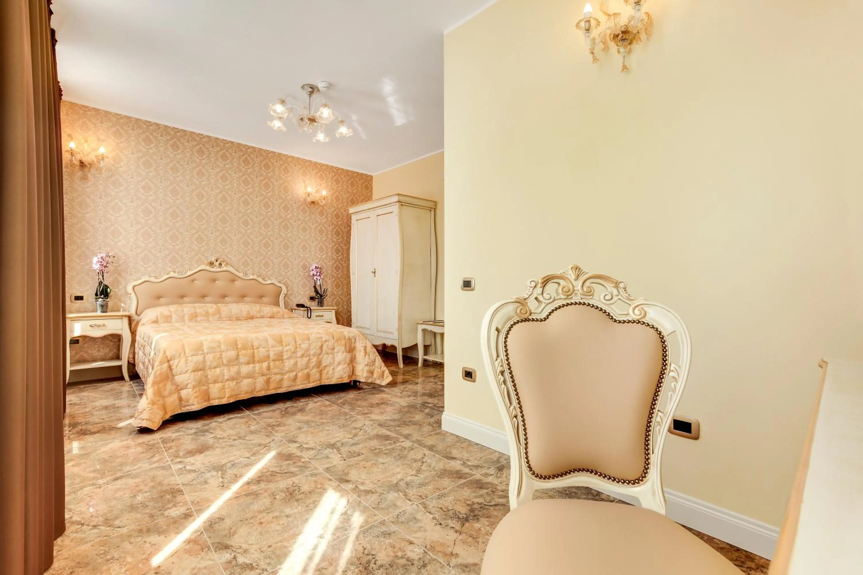 Photo of the whole room, Bed in New Reiter Hotel