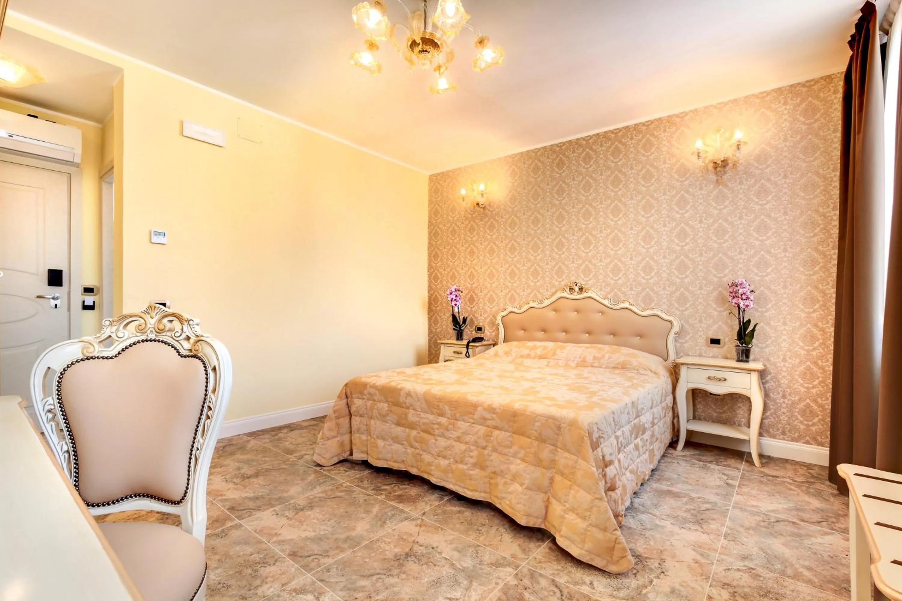 Bedroom, Bed in New Reiter Hotel