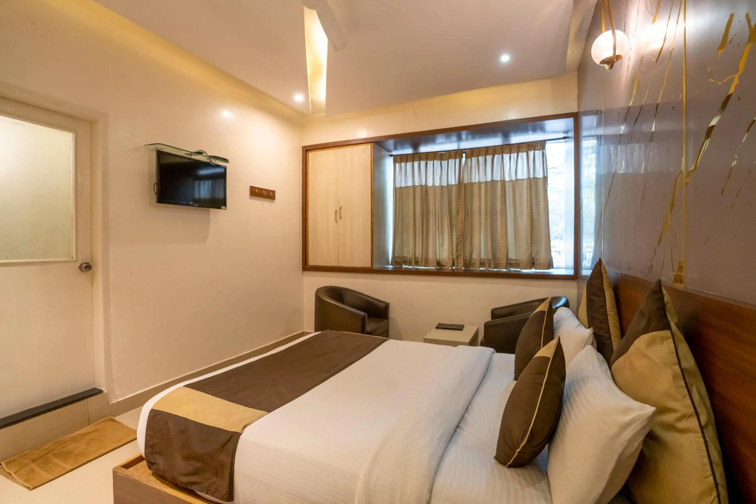 Bedroom, Bed in Aishwarya Suites