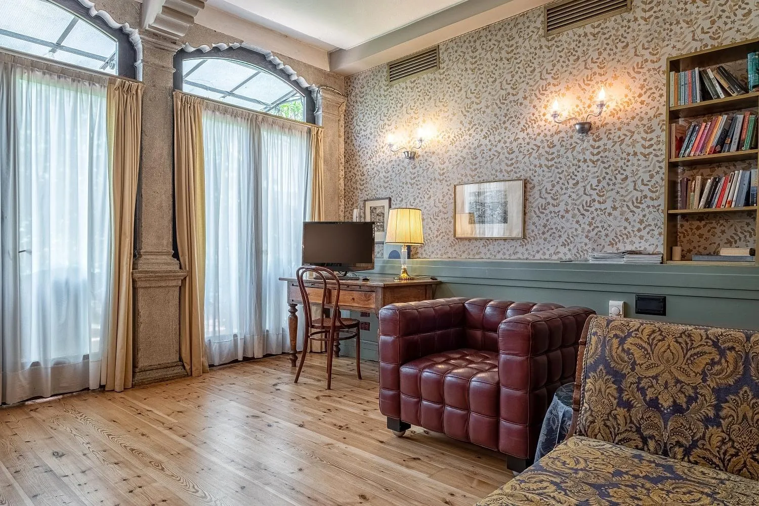 Communal lounge/ TV room in Hotel Villa Mabapa