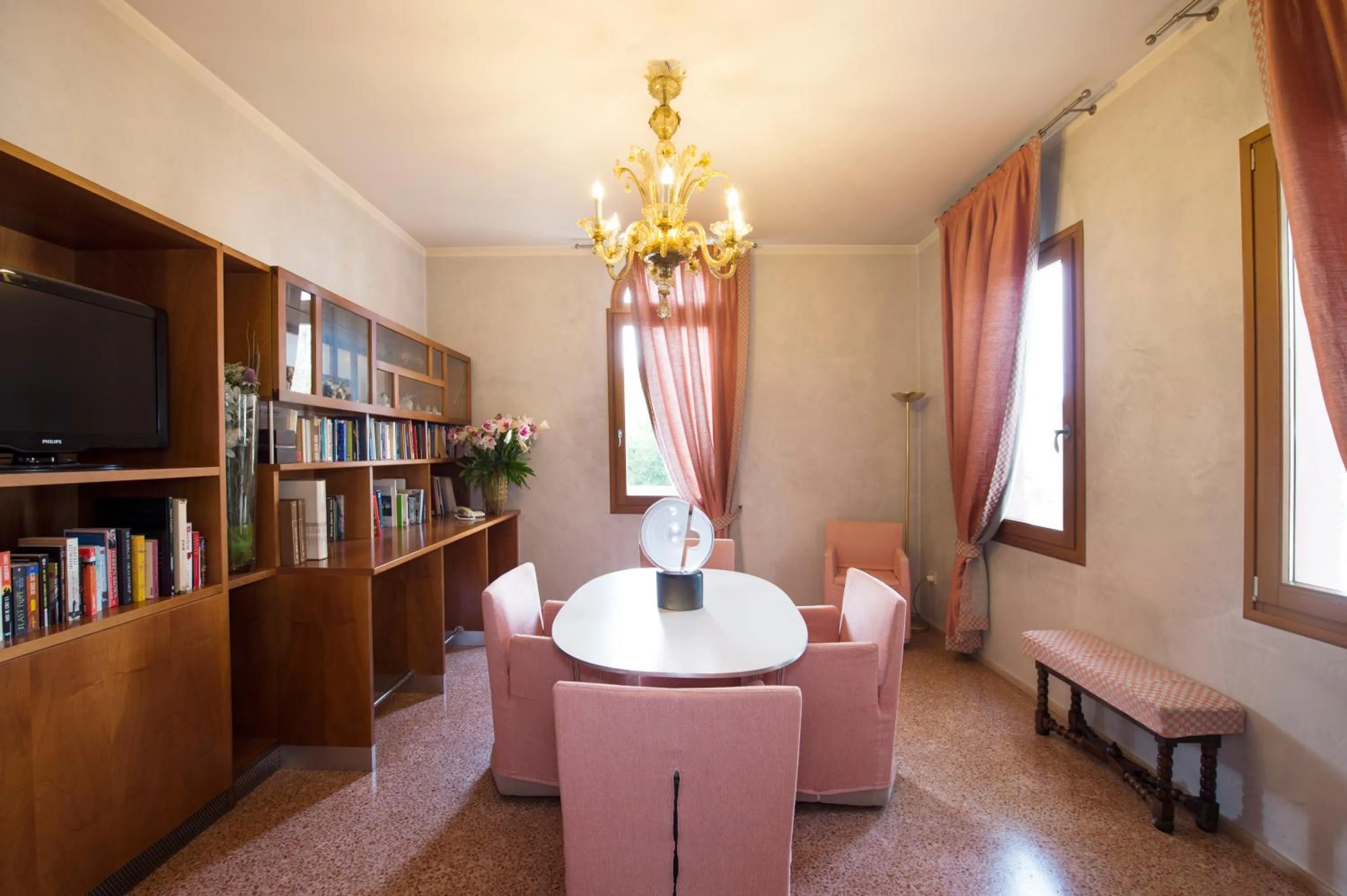 Library in Hotel Villa Mabapa