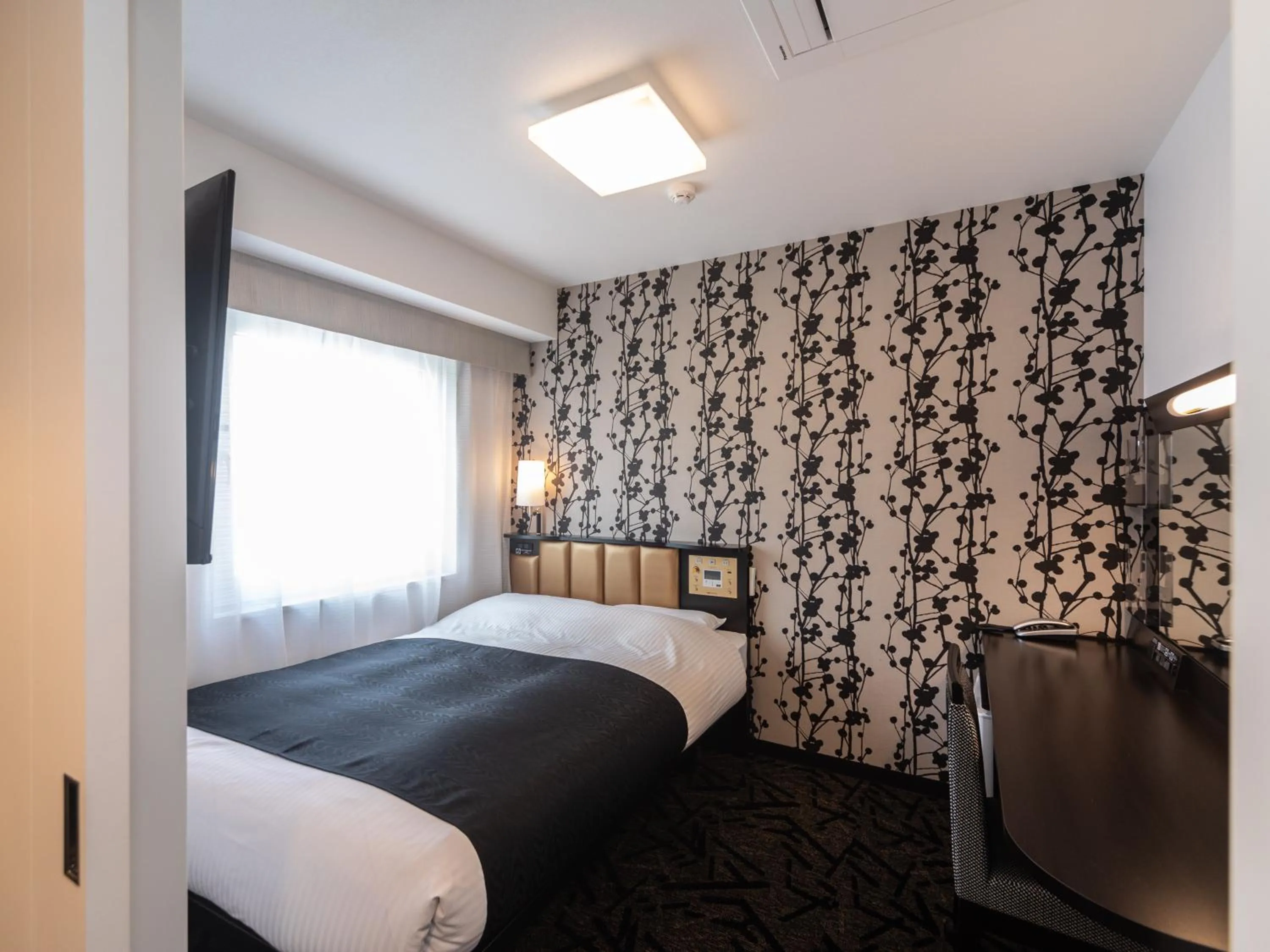 Photo of the whole room, Bed in APA Hotel Namba Shinsaibashi Higashi