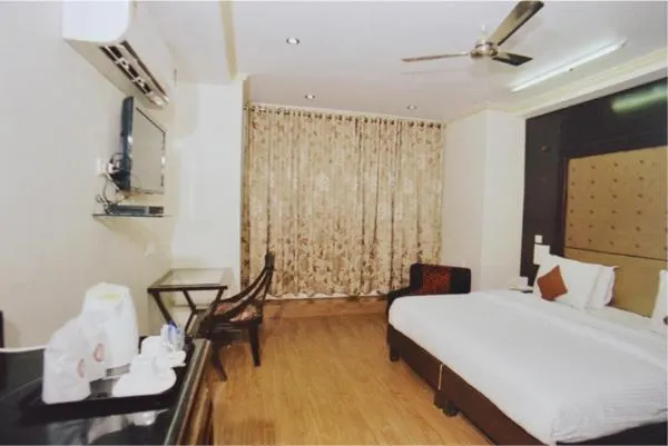 Photo of the whole room, Bed in Milestone 251