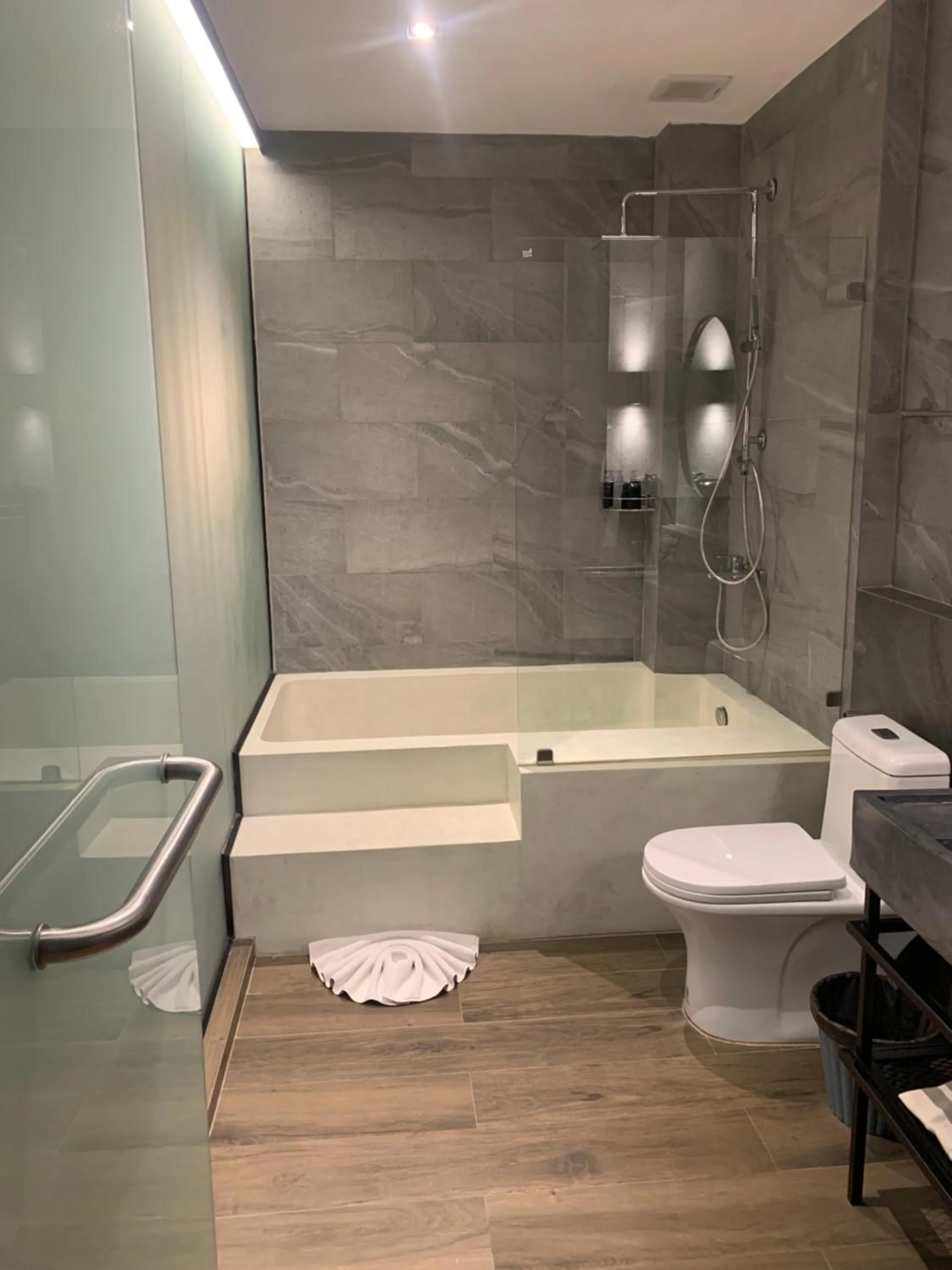 Shower in 515 VICTORY Hotel