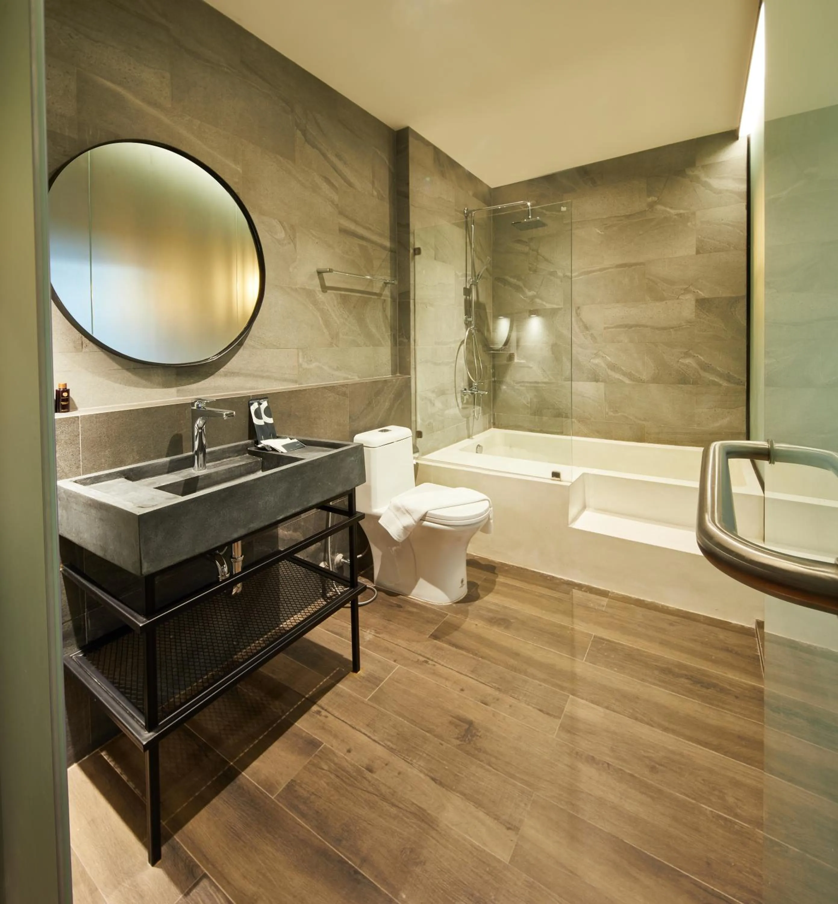 Shower in 515 VICTORY Hotel