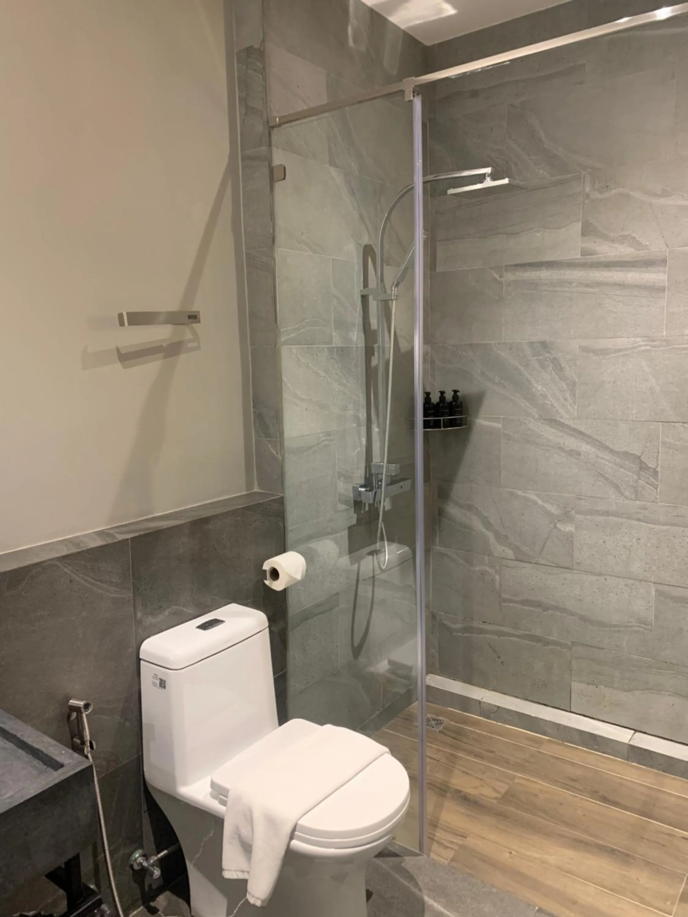 Shower in 515 VICTORY Hotel