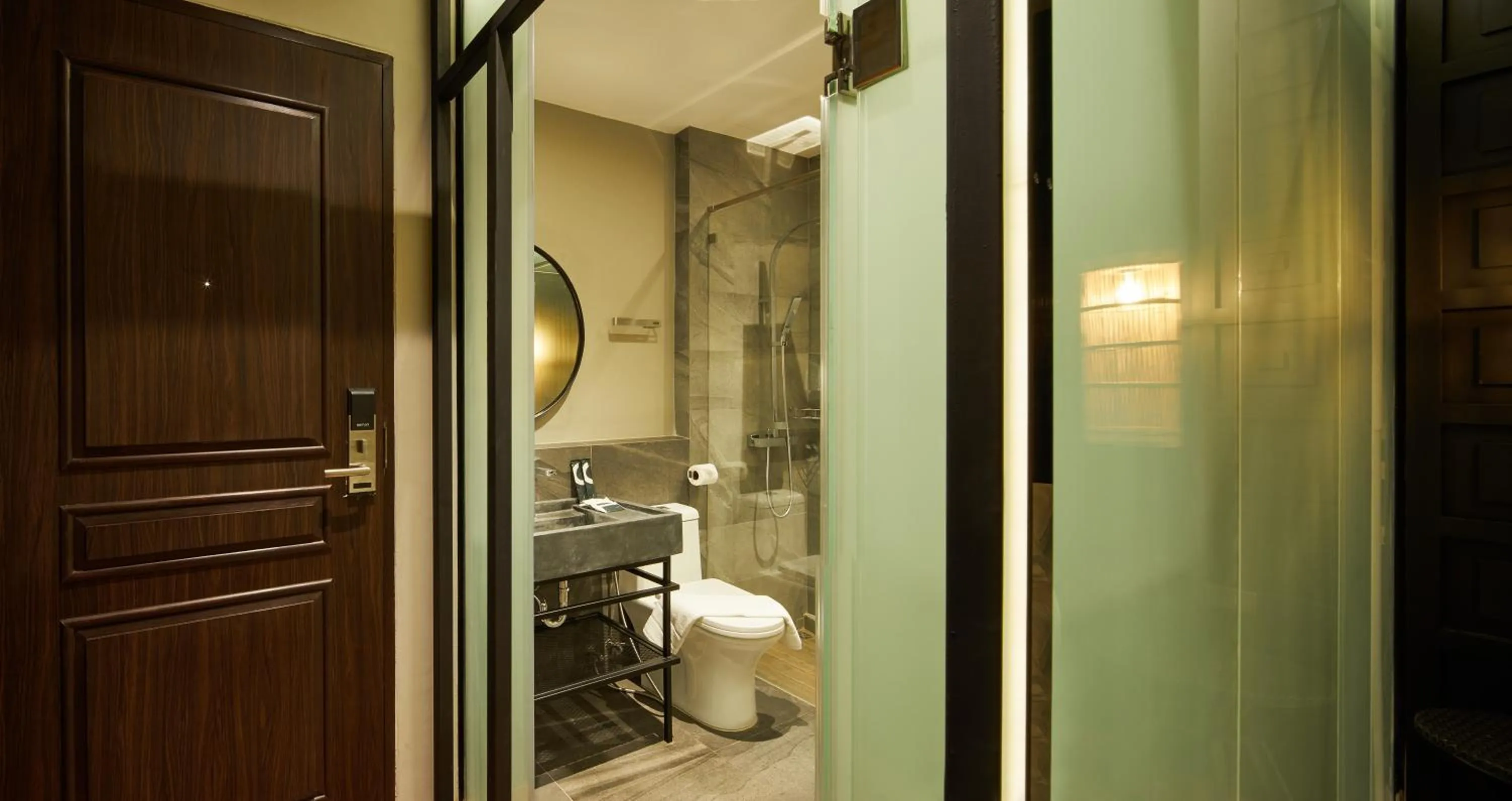 Shower in 515 VICTORY Hotel