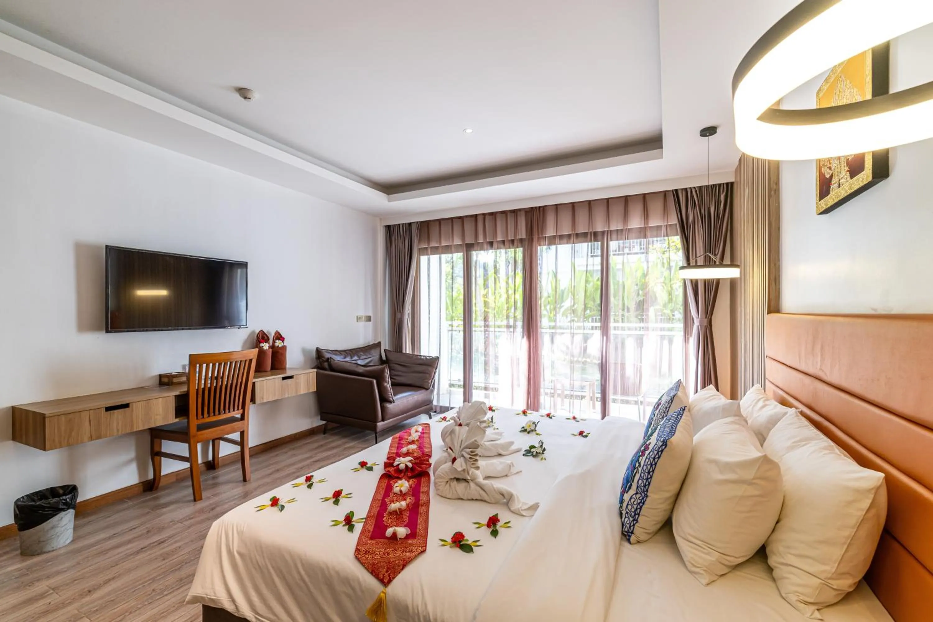 Communal lounge/ TV room, Bed in Royal Yao Yai Island Beach Resort