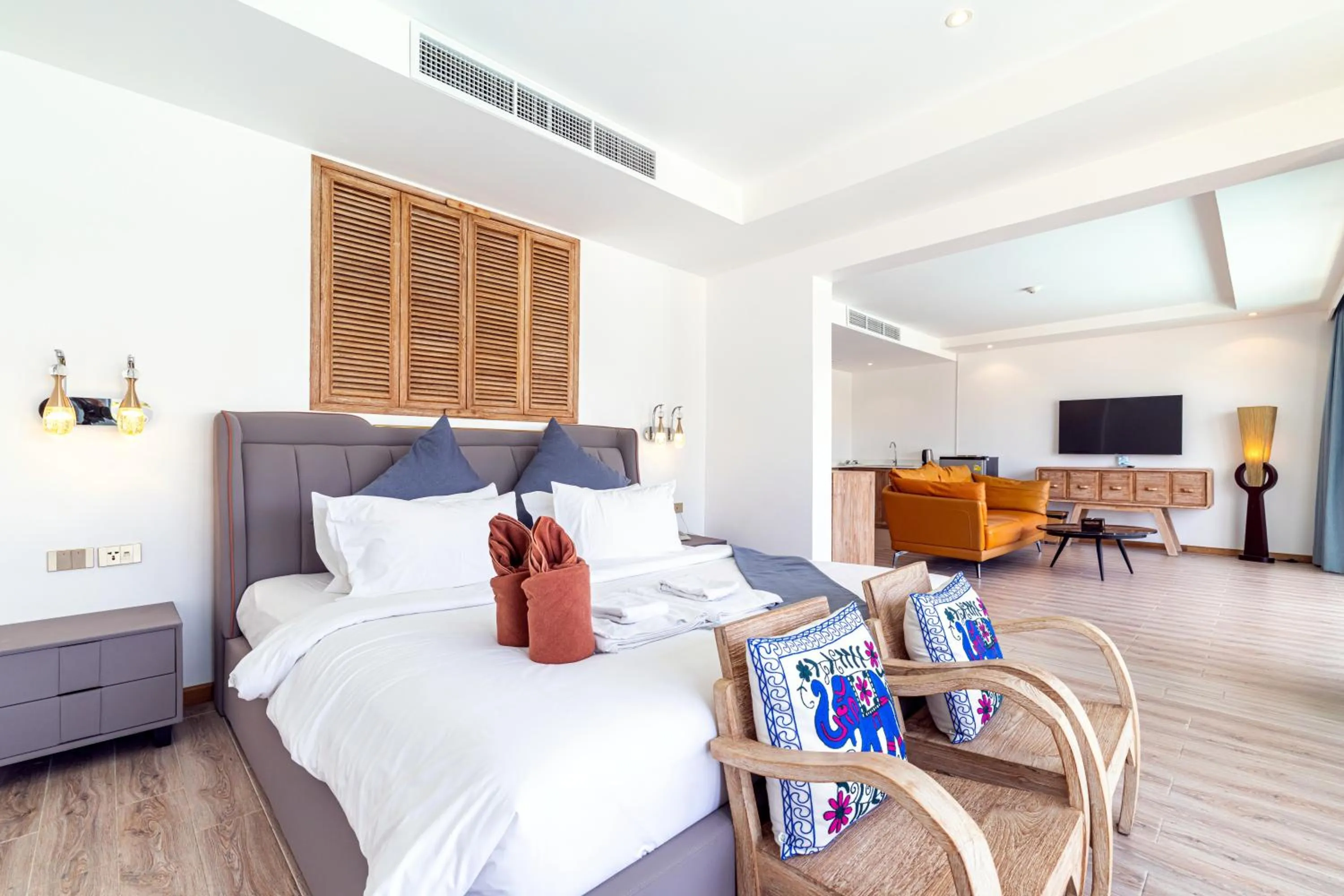 Communal lounge/ TV room, Bed in Royal Yao Yai Island Beach Resort