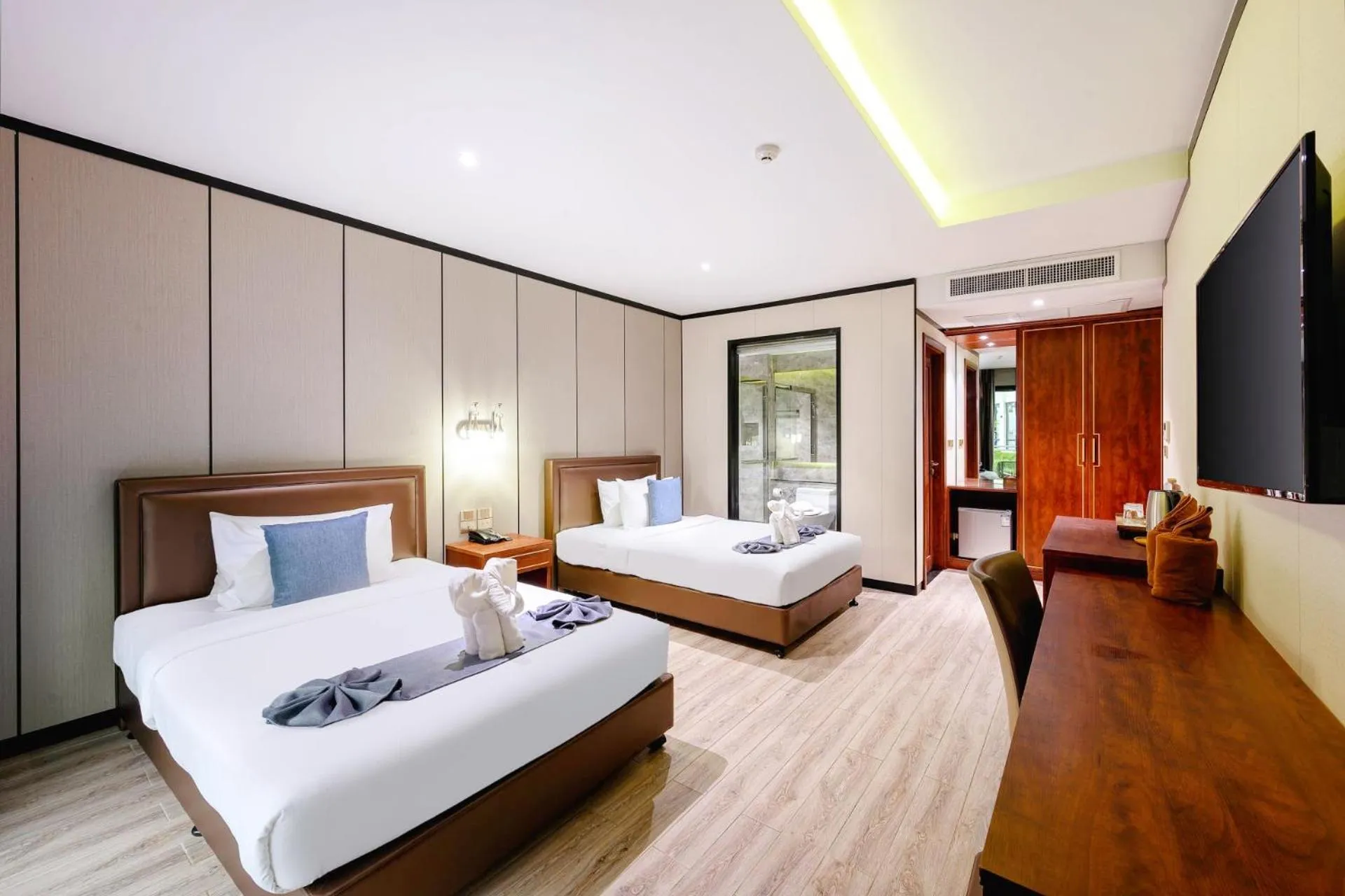 Communal lounge/ TV room, Bed in Royal Yao Yai Island Beach Resort