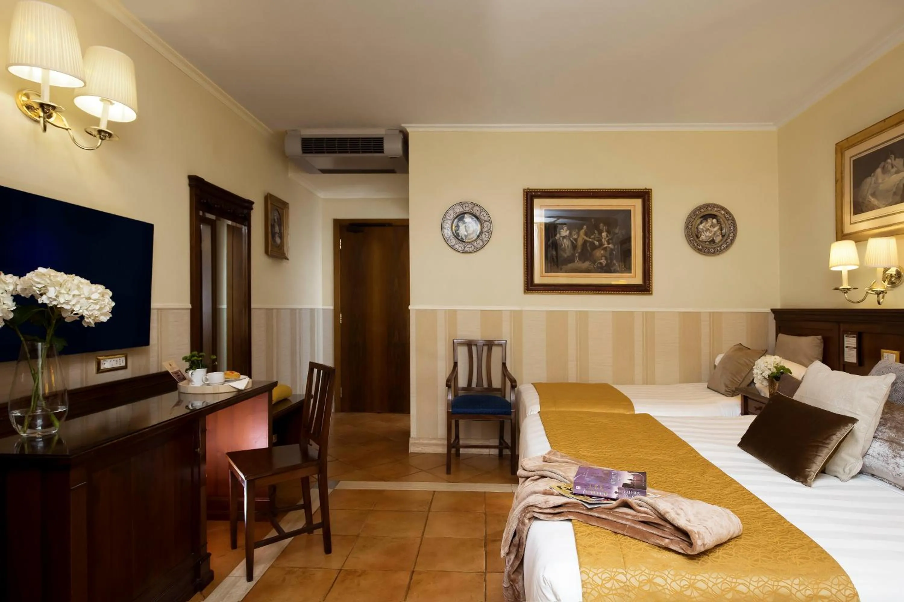 TV and multimedia, Bed in Hotel Des Artistes Roma