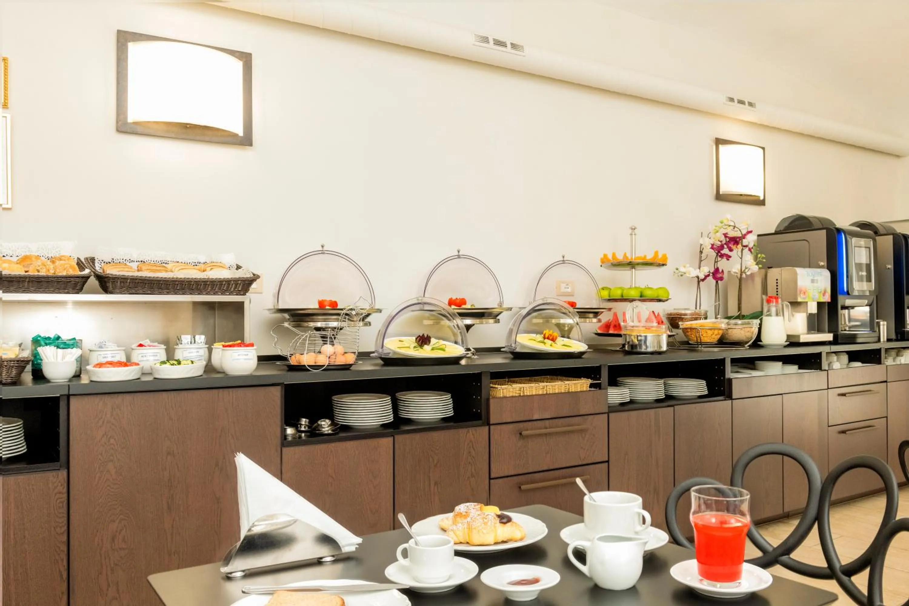 Restaurant/places to eat in Hotel Des Artistes Roma