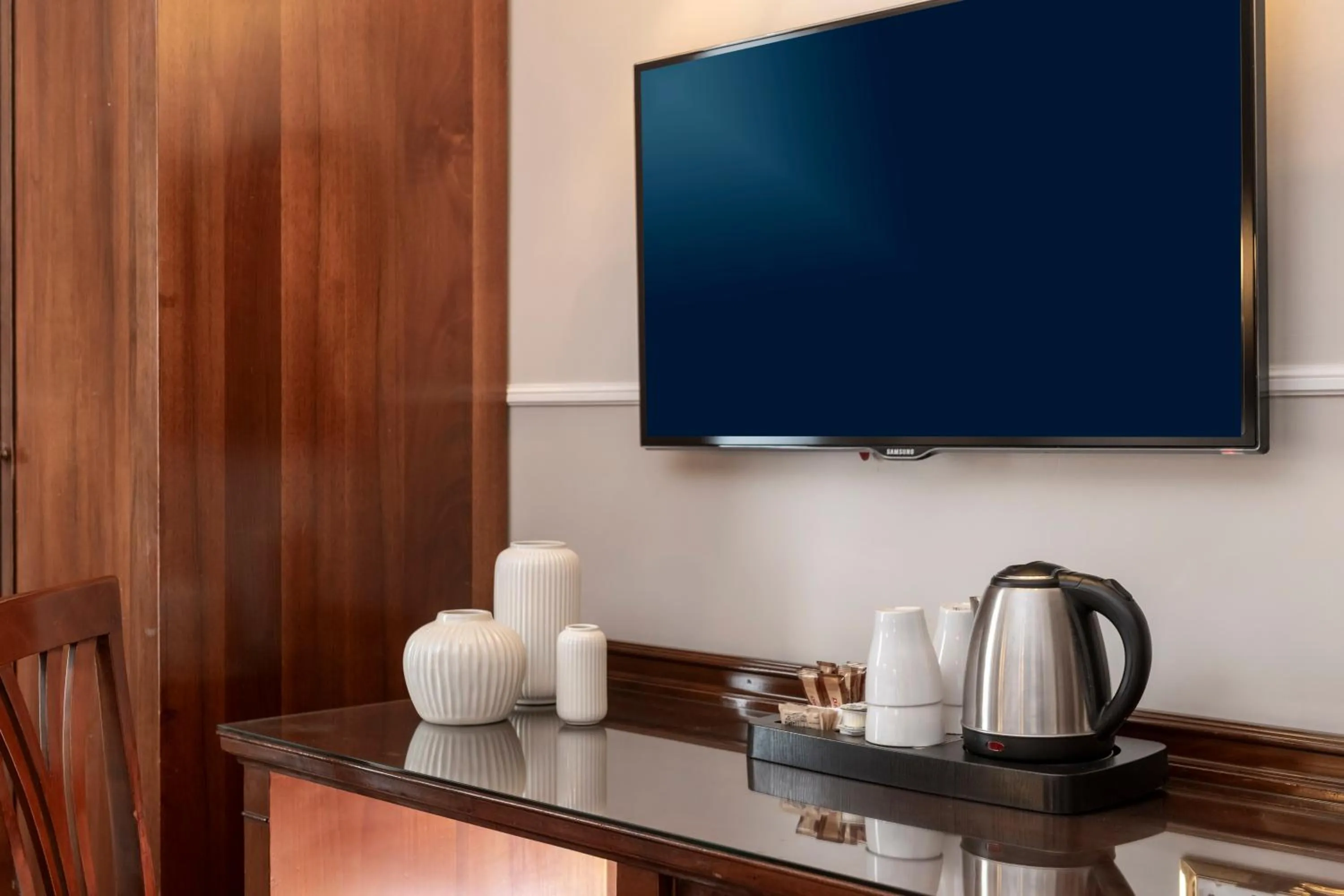 TV and multimedia in Hotel Des Artistes Roma