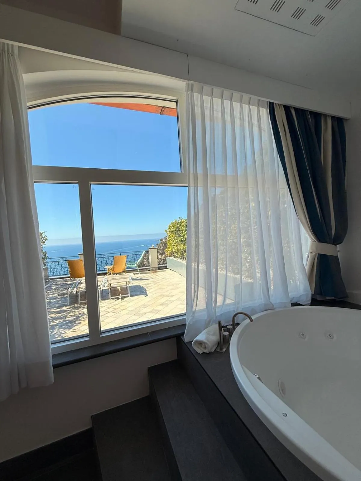 Bed in Positano Art Hotel Pasitea