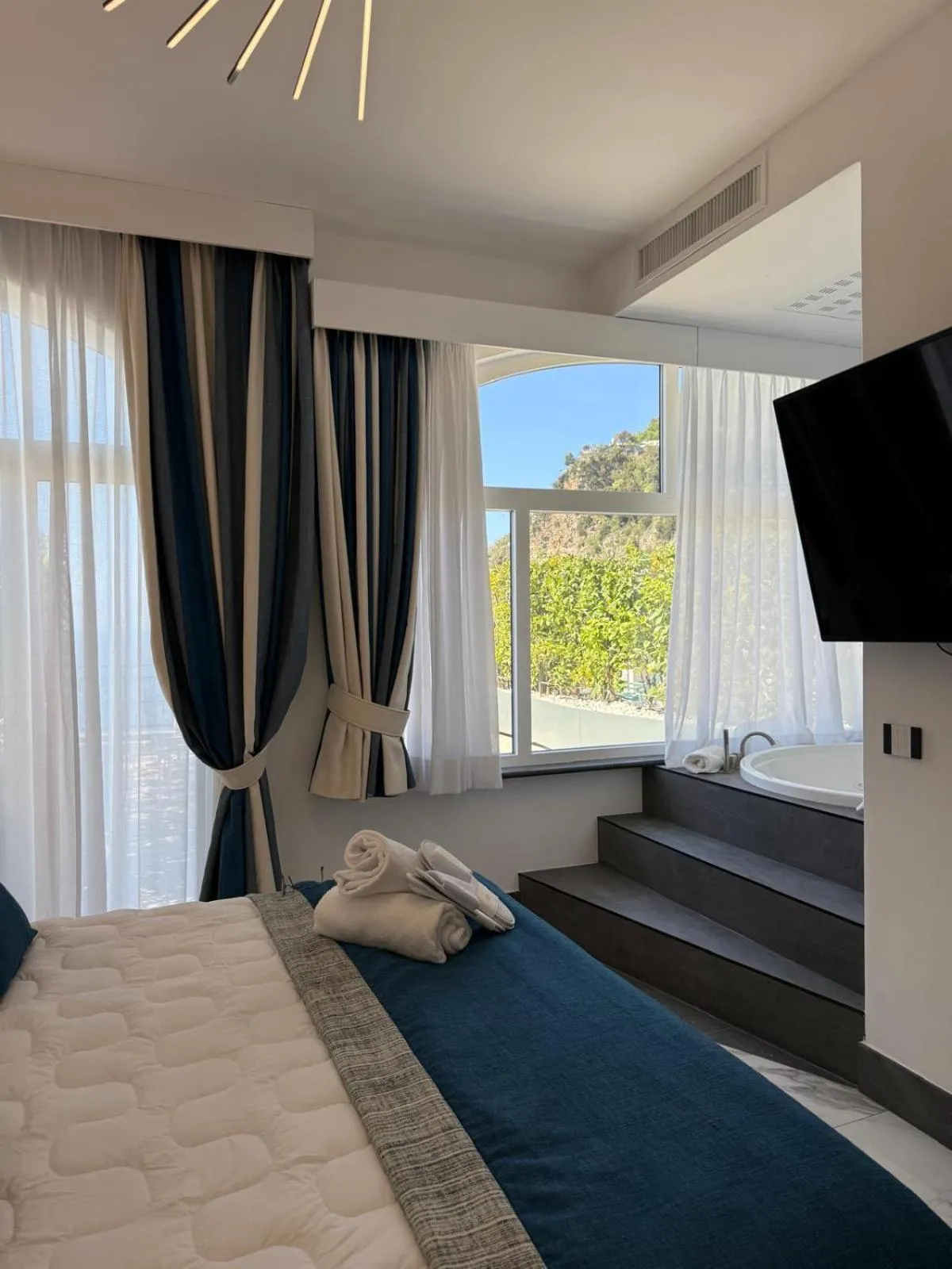 Bed in Positano Art Hotel Pasitea