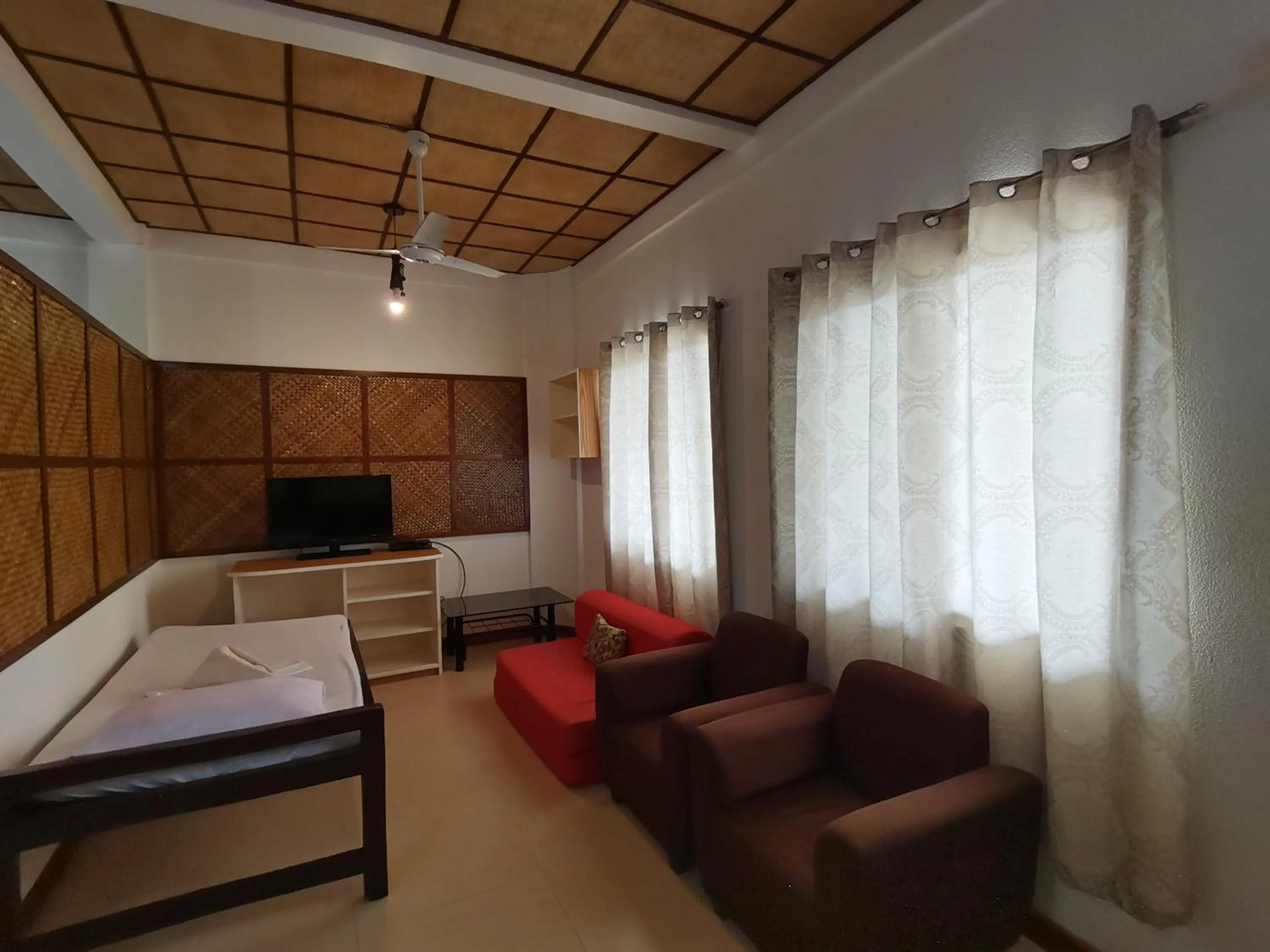 Seating area, Bed in Nickles Park Resort