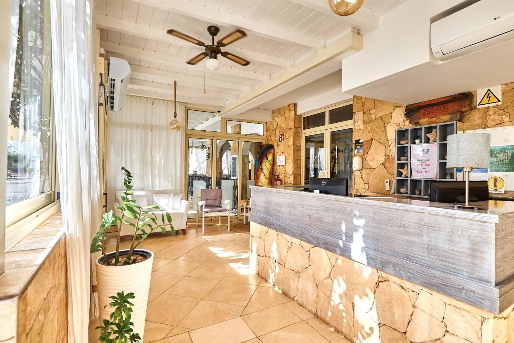 Lobby or reception in Branco Suites - Rooms & Holiday Apartments